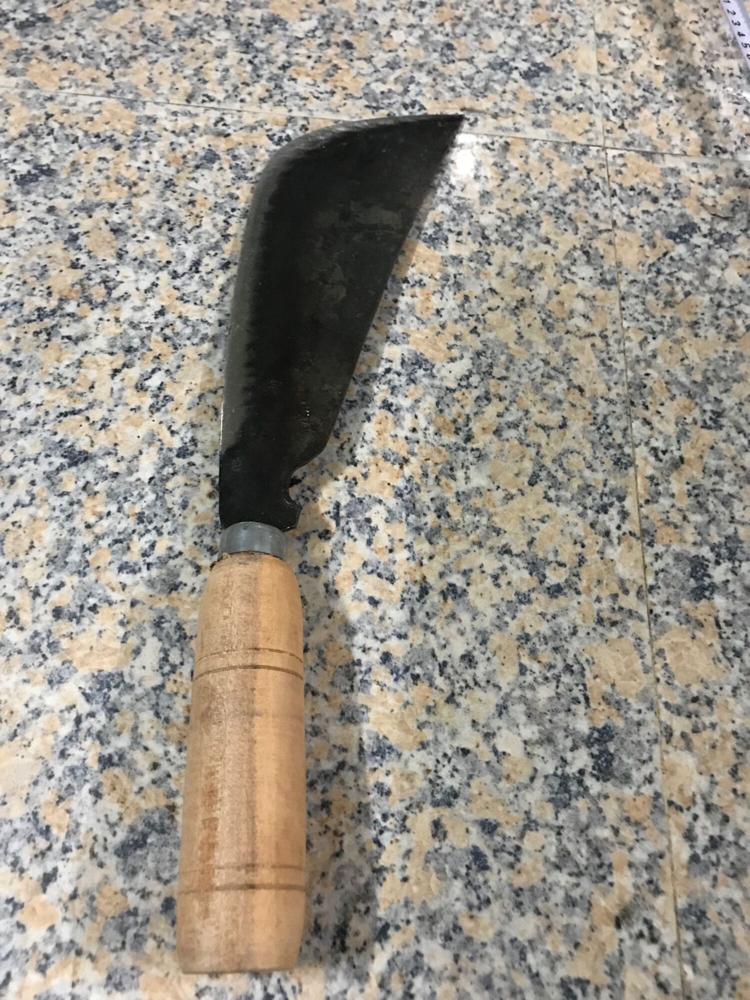 Dao chầm bứt làm cỏ vườn .