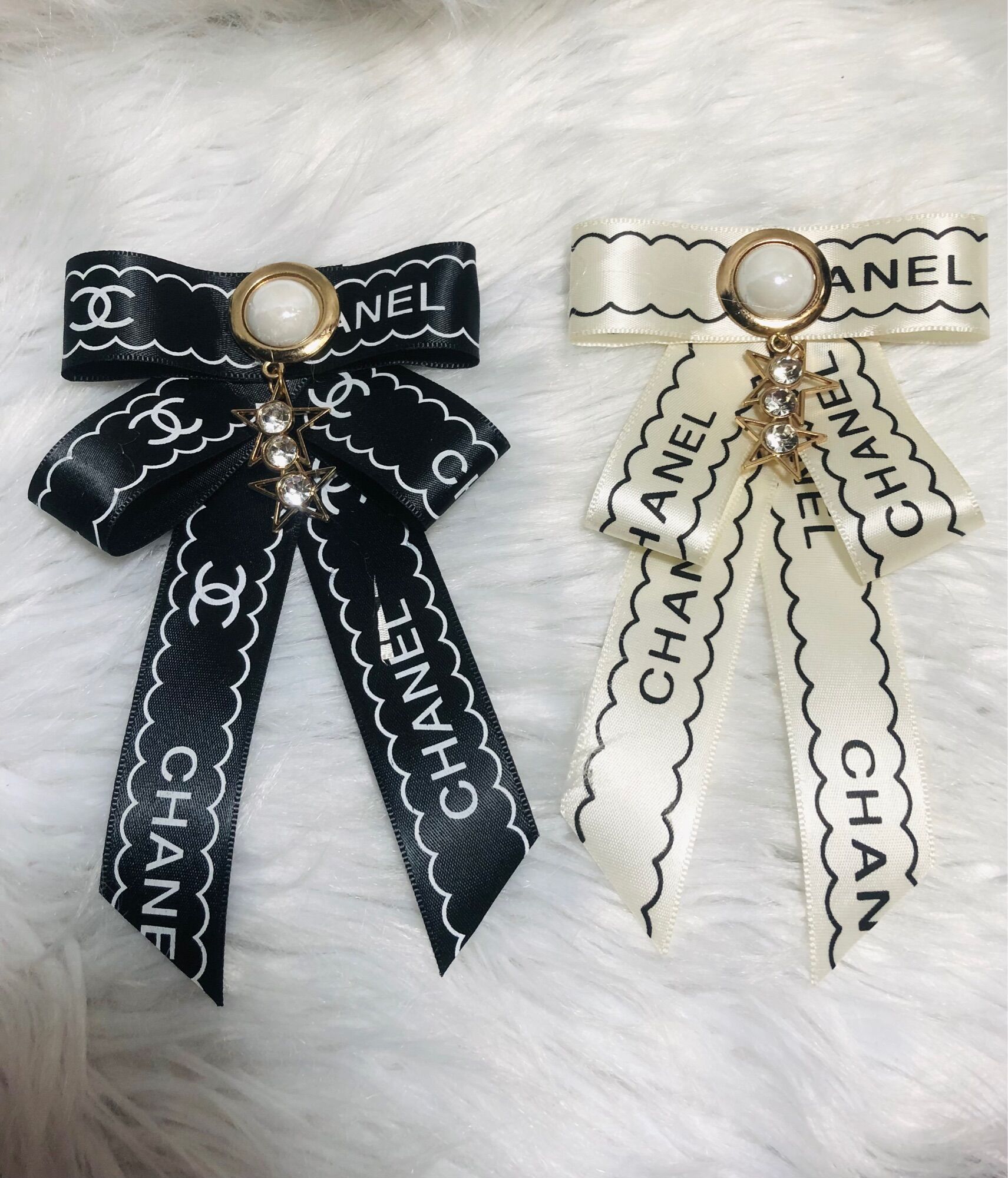 Cài áo nơ phối logo kèm ngôi sao thả. KT 10x15cm