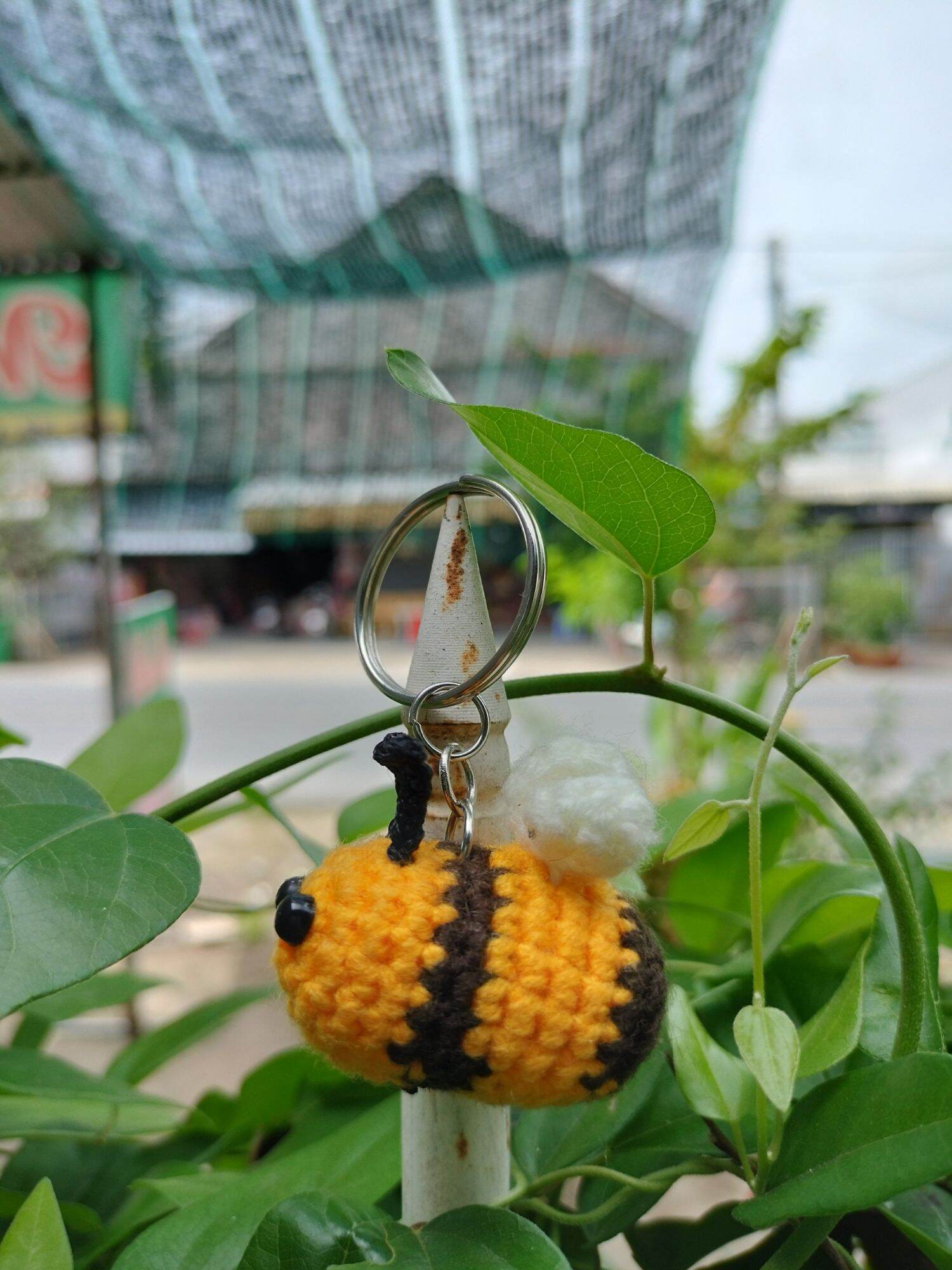 Móc khoá con ong bằng len cotton