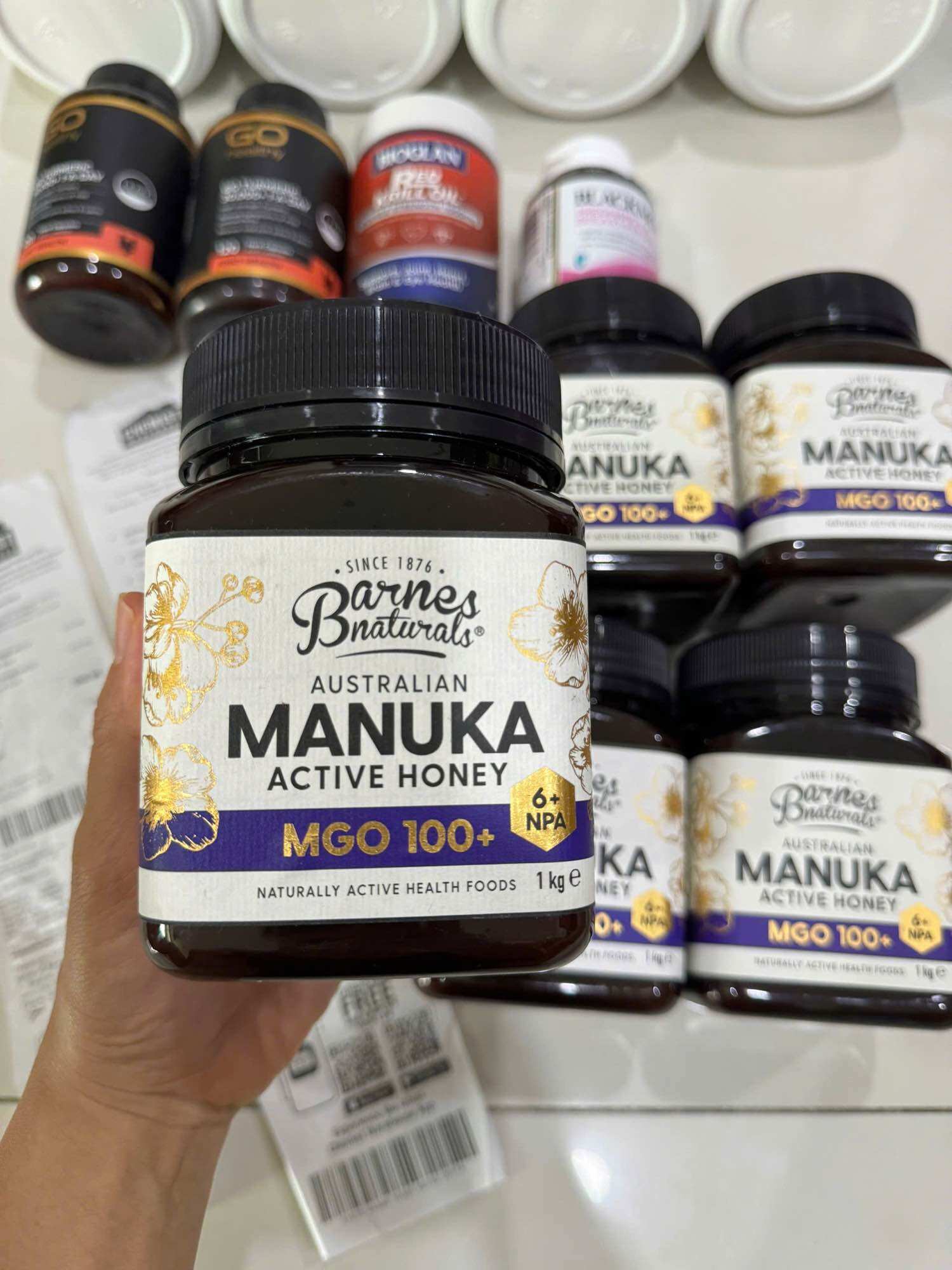 Hộp 1kg Mật ong Manuka Honey Barnes Natural MGO 100+ tương đương NPA 6+ Úc.
