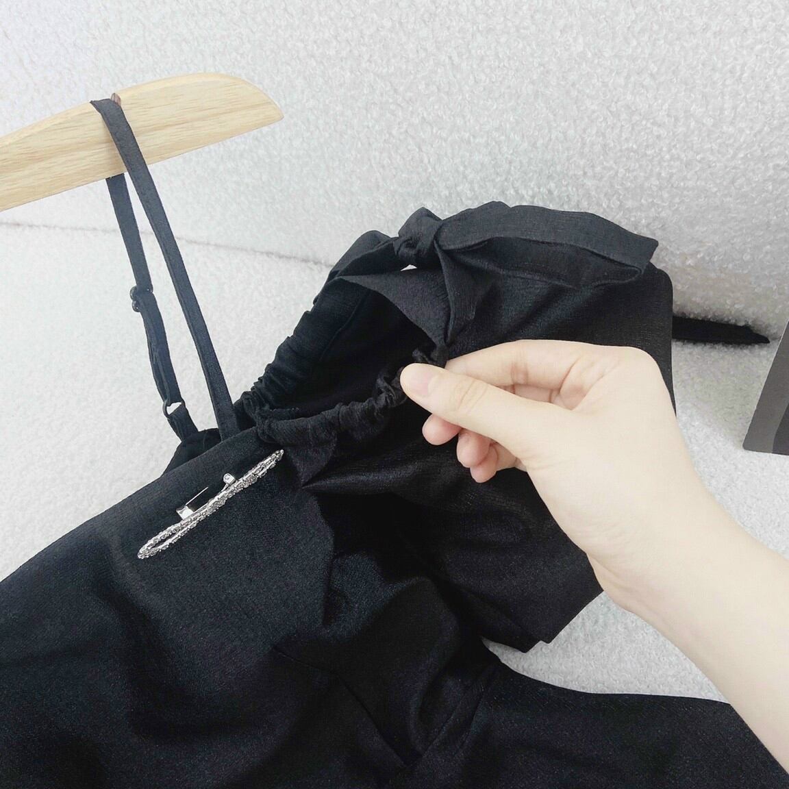 Đầm đen 2 dây rớt tay phồng đính nơ