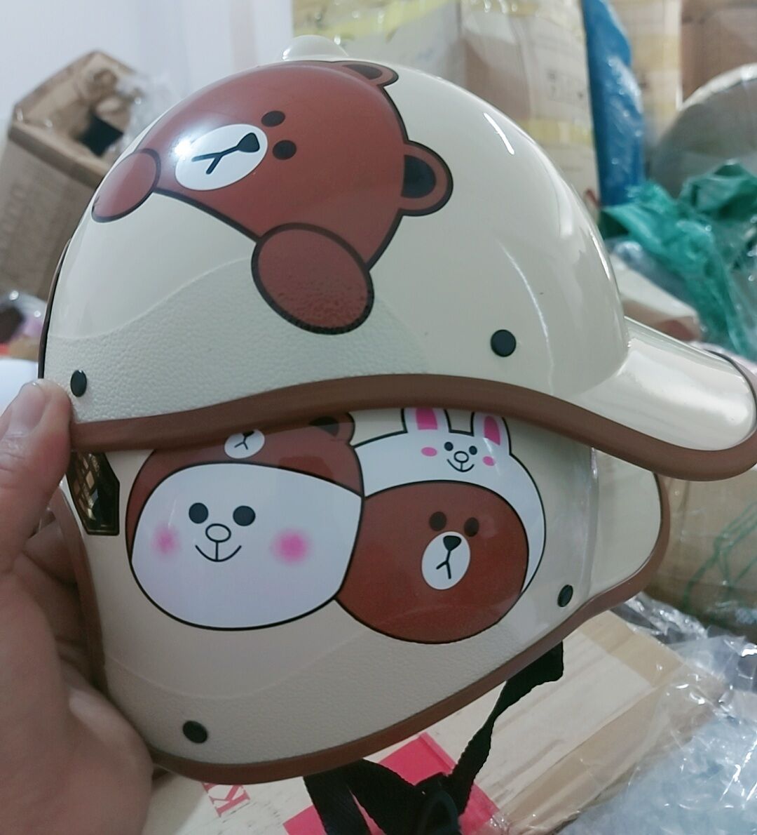 Nón bảo hiểm lưỡi trai  gấu nâu ( kết nữ có lỗ cột tóc)