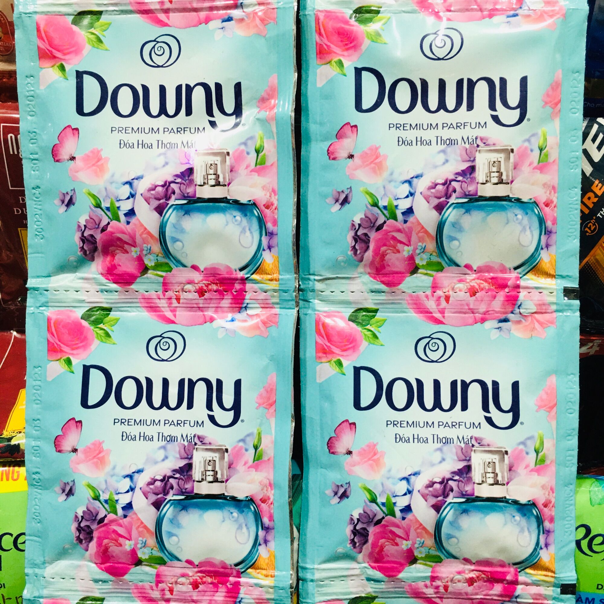 1 dây 10 gói Nước xả vải Downy Đoá hoa thơm mát (20ml x 10)