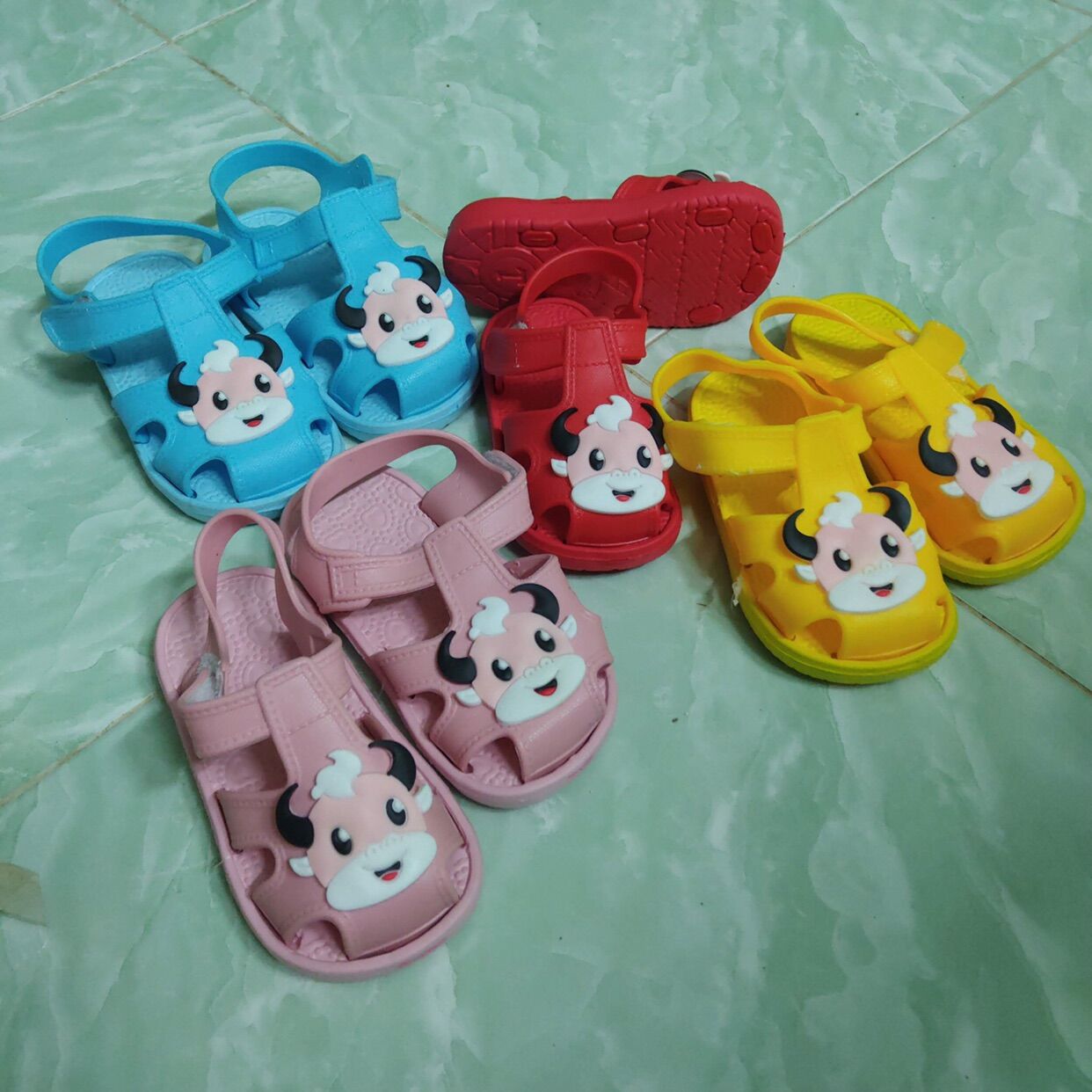 [HCM]Sandal dép rọ nhựa cho bé khoảng 1 đến 3 tuổi siêu nhẹ chống trơn nhiều hình siêu cưng size từ 22 đến 27