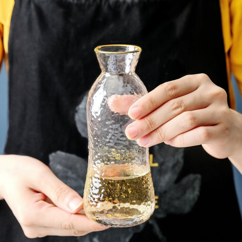 Một cái chén tô vàng sang trọng, ly rượu mạnh, ly rượu mạnh, ly rượu mạnh, ly rượu, ly rượu, ly rượu sake