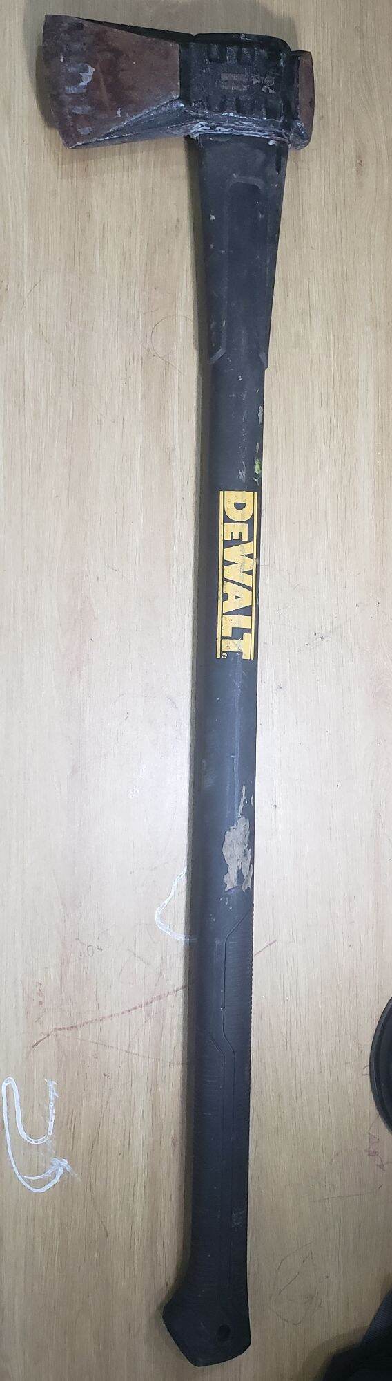 Rìu Husky và Dewalt