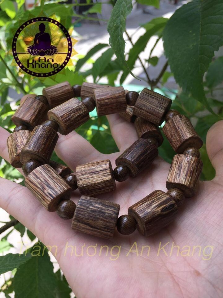 Vòng tay trầm hương cành tự nhiên.