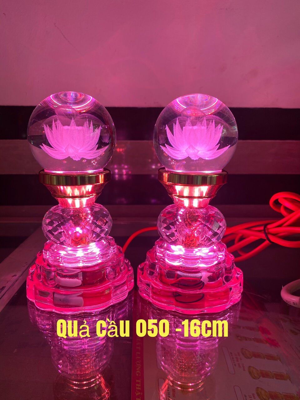 Một đôi đèn pha lê châu tròn