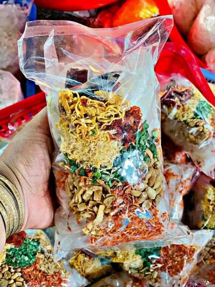 2 bịch bánh tráng trộn sa tế để riêng gia vị