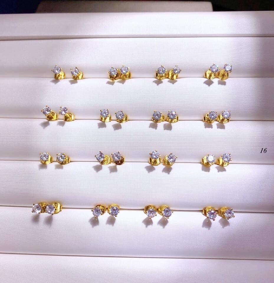 Bông nụ đá vàng tây 2 cỡ(4ly và 2.5li)( 1 đôi) , chất liệu vàng tây 10k, đá Swaroski cao cấp,đủ hoá đơn, phiếu bảo hành sản phẩm. trang sức thiết kế