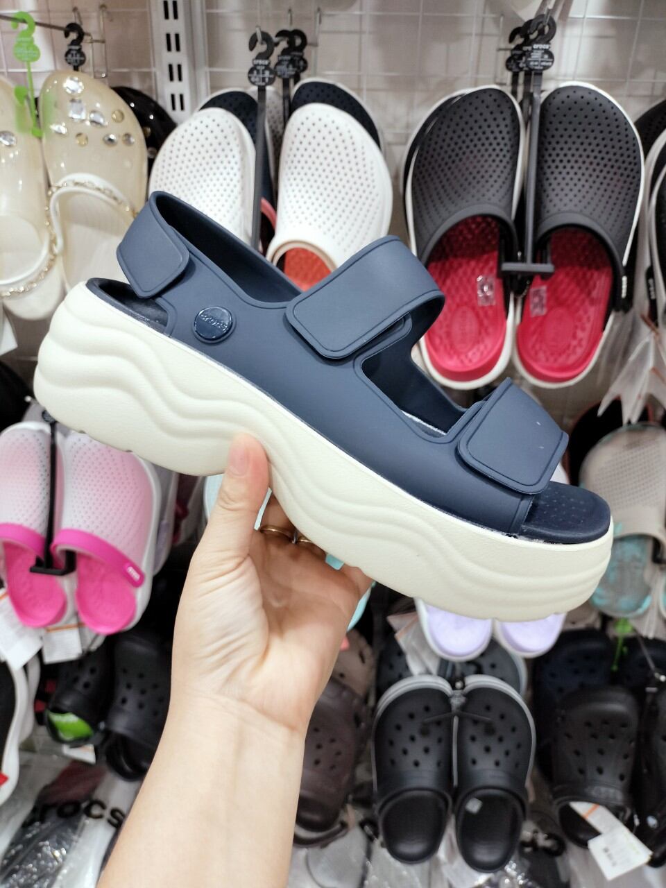 Sandal Crocs skyline 5cm quai ngang