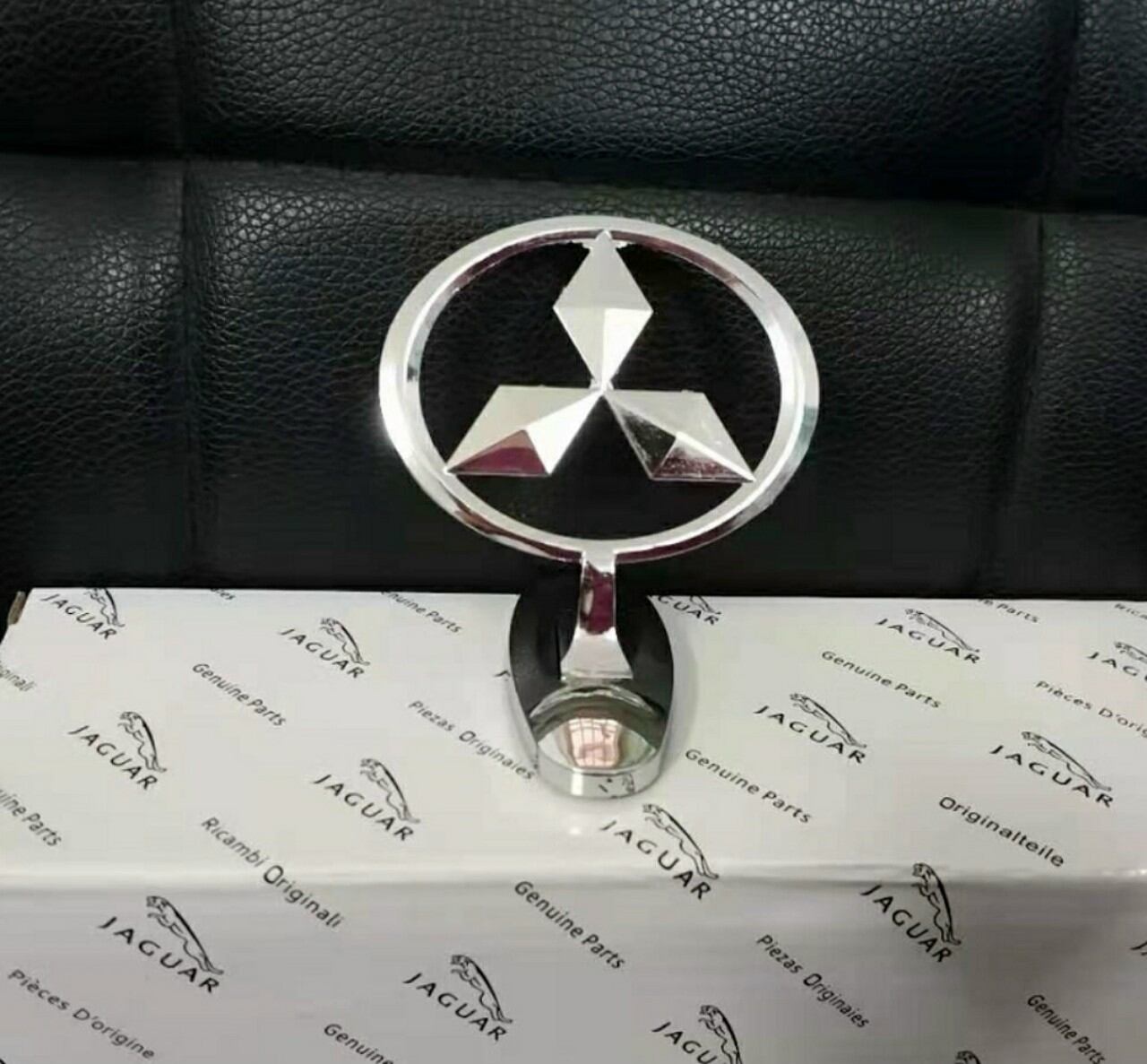 Logo nhỏ gắn mui xe đủ các hãng