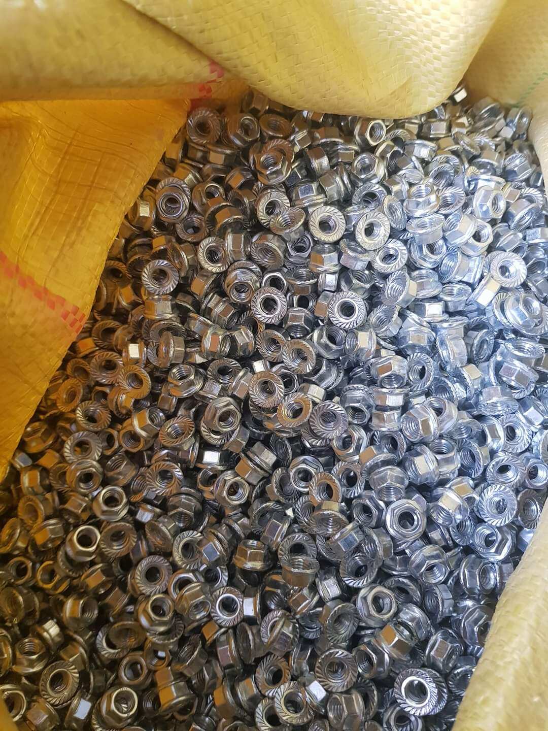 50 Ê cu liền long đen M6 ( 6ly)