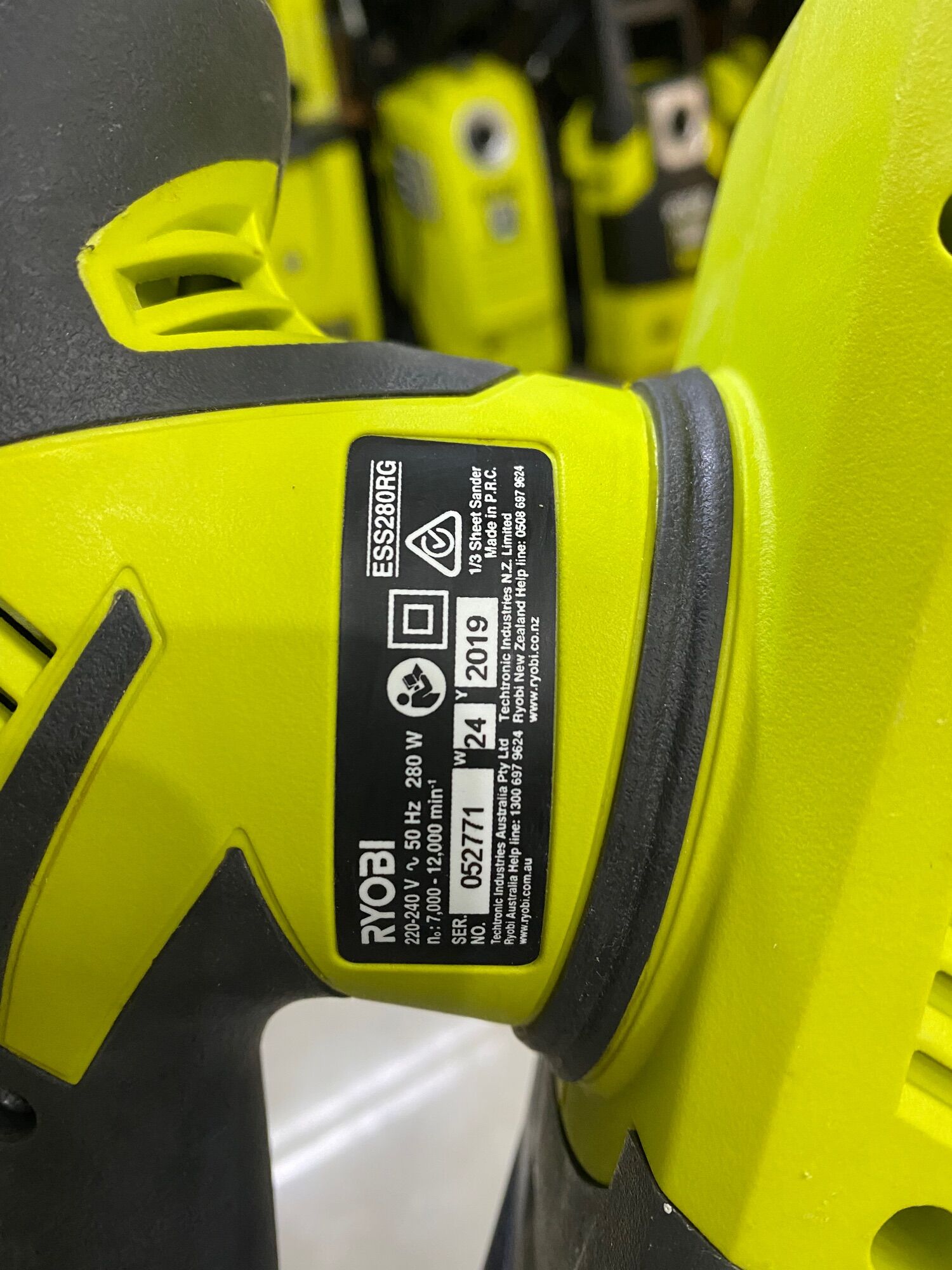 Máy chà nhám điện Ryobi
