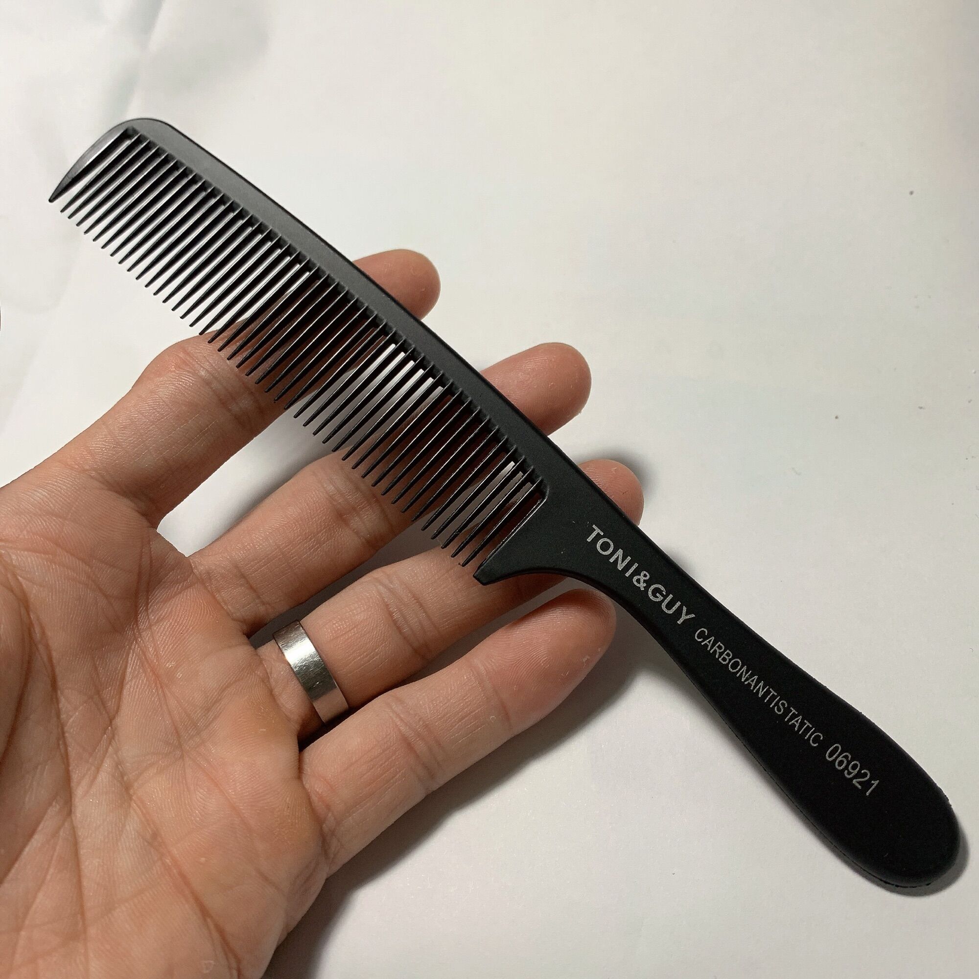 Lược cắt tóc nhựa carbon Toni Guy 06921 - HS06921