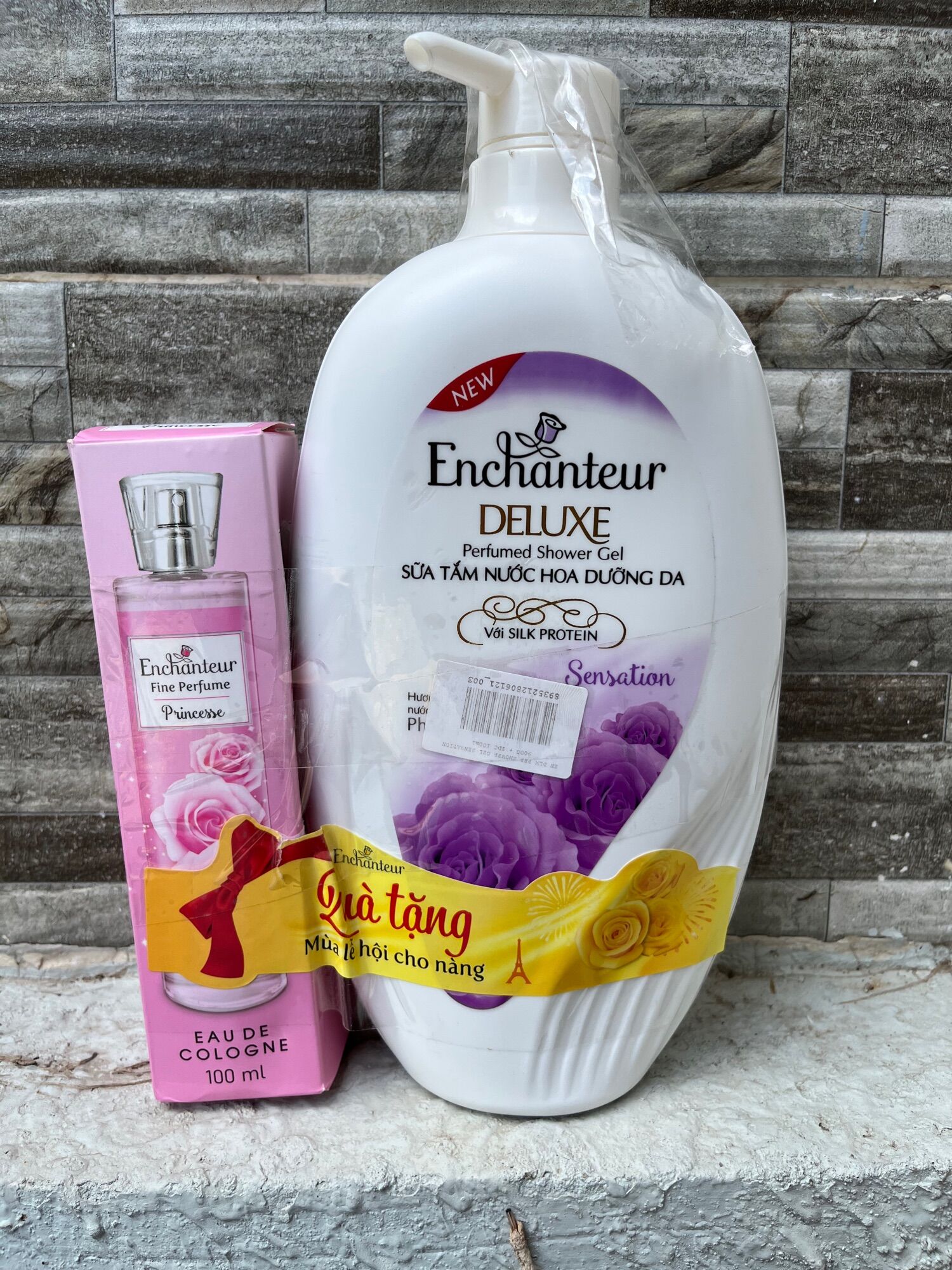 (Tặng nước hoa fullsize) Sữa tắm Enchanteur charming 900g