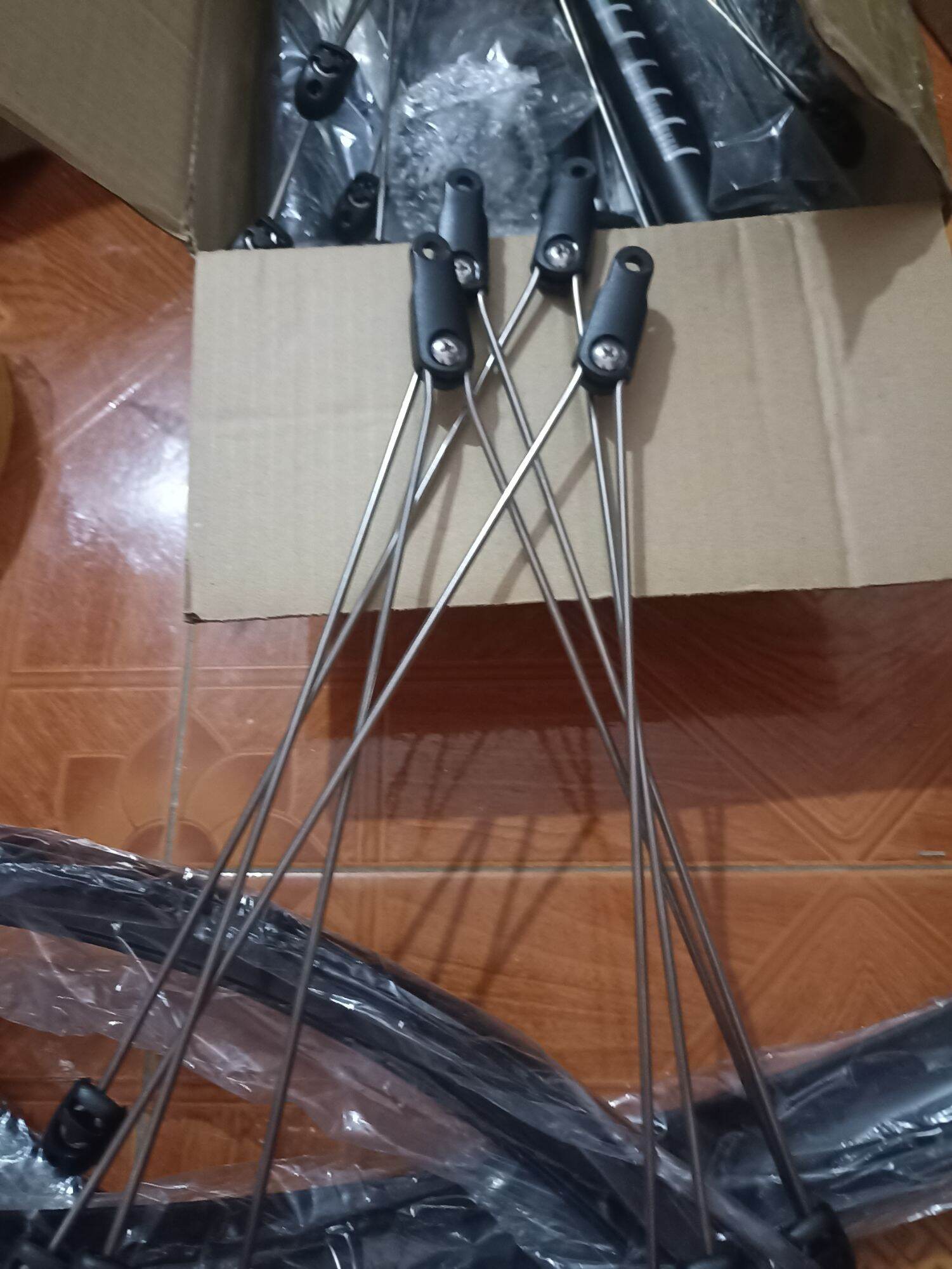 Dè Chắn bùn 700c xe đạp ( Bộ đầy đủ cả đũa , ốc vít)