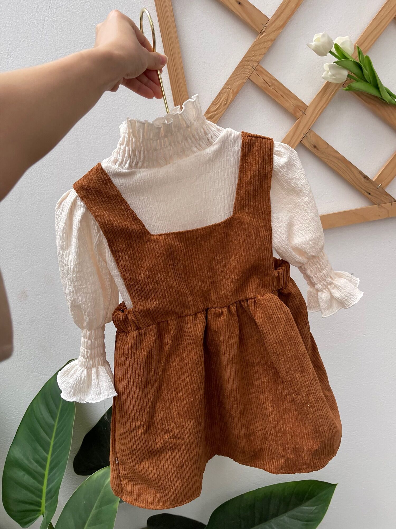 Yếm nhung kèm áo cổ lọ cho bé gái