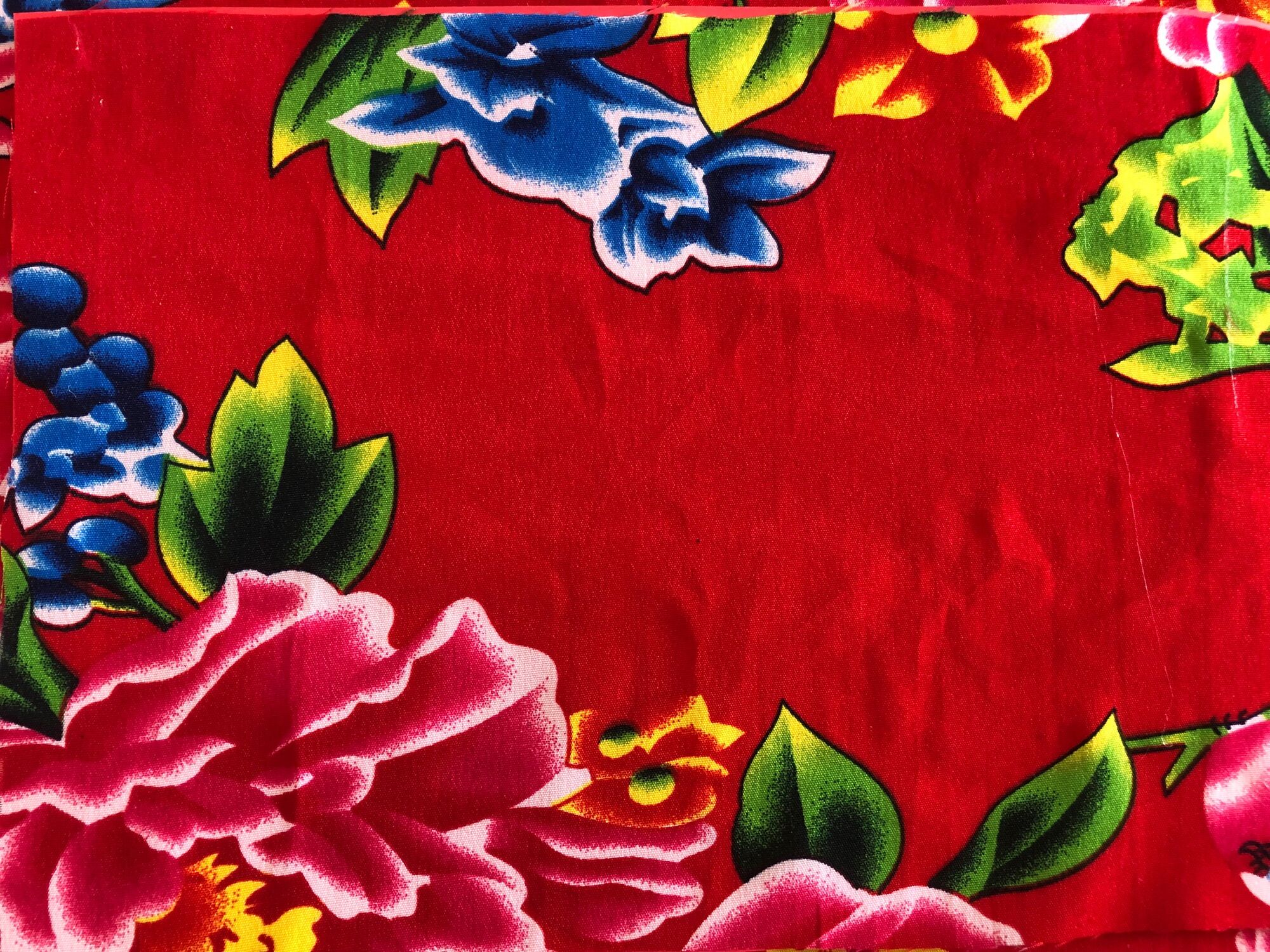 Vải con công màu đỏ.
