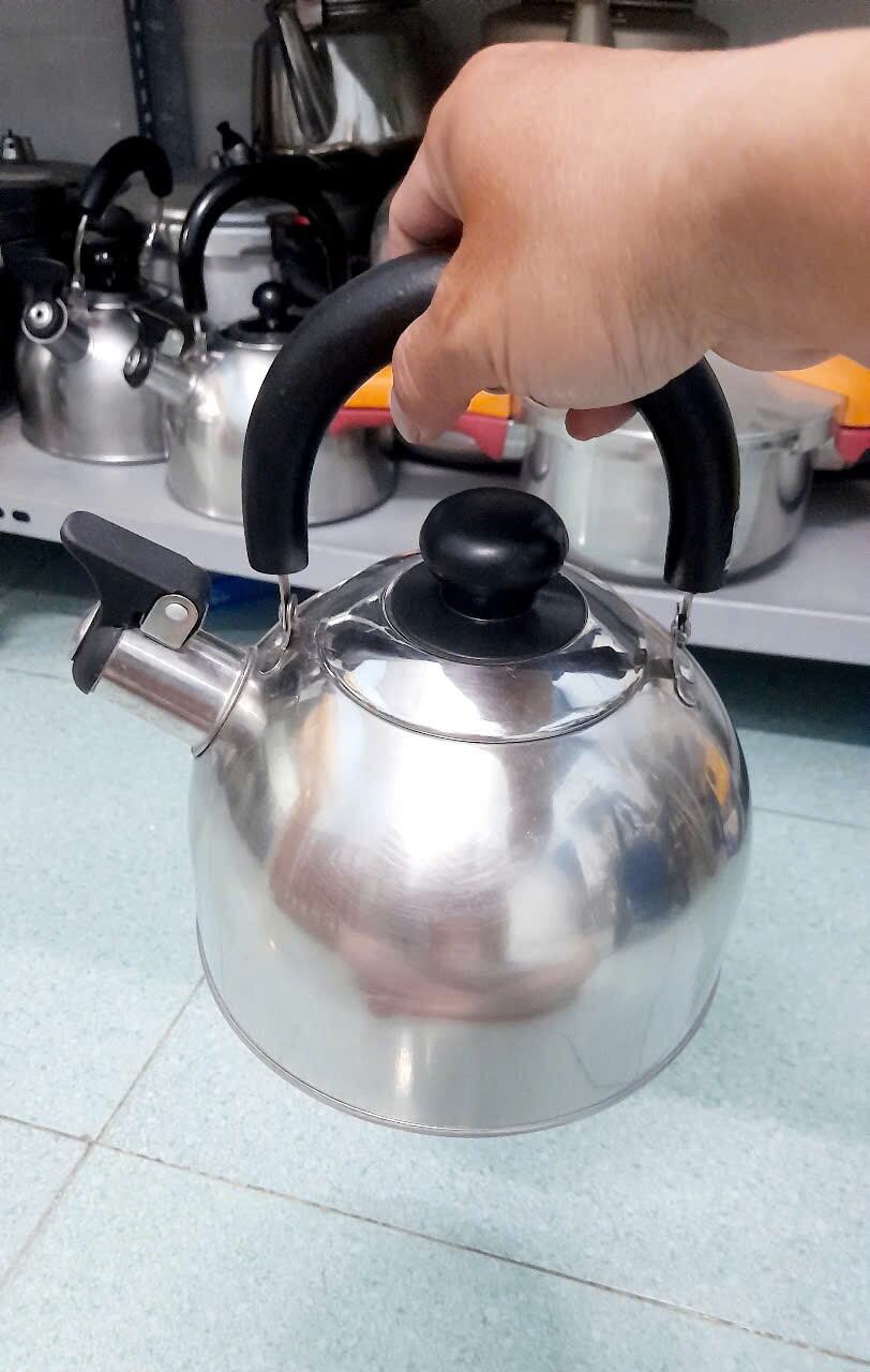 Ấm inox nội địa Nhật có còi hú nước sôi 2.5l, đun dc bếp từ. 
