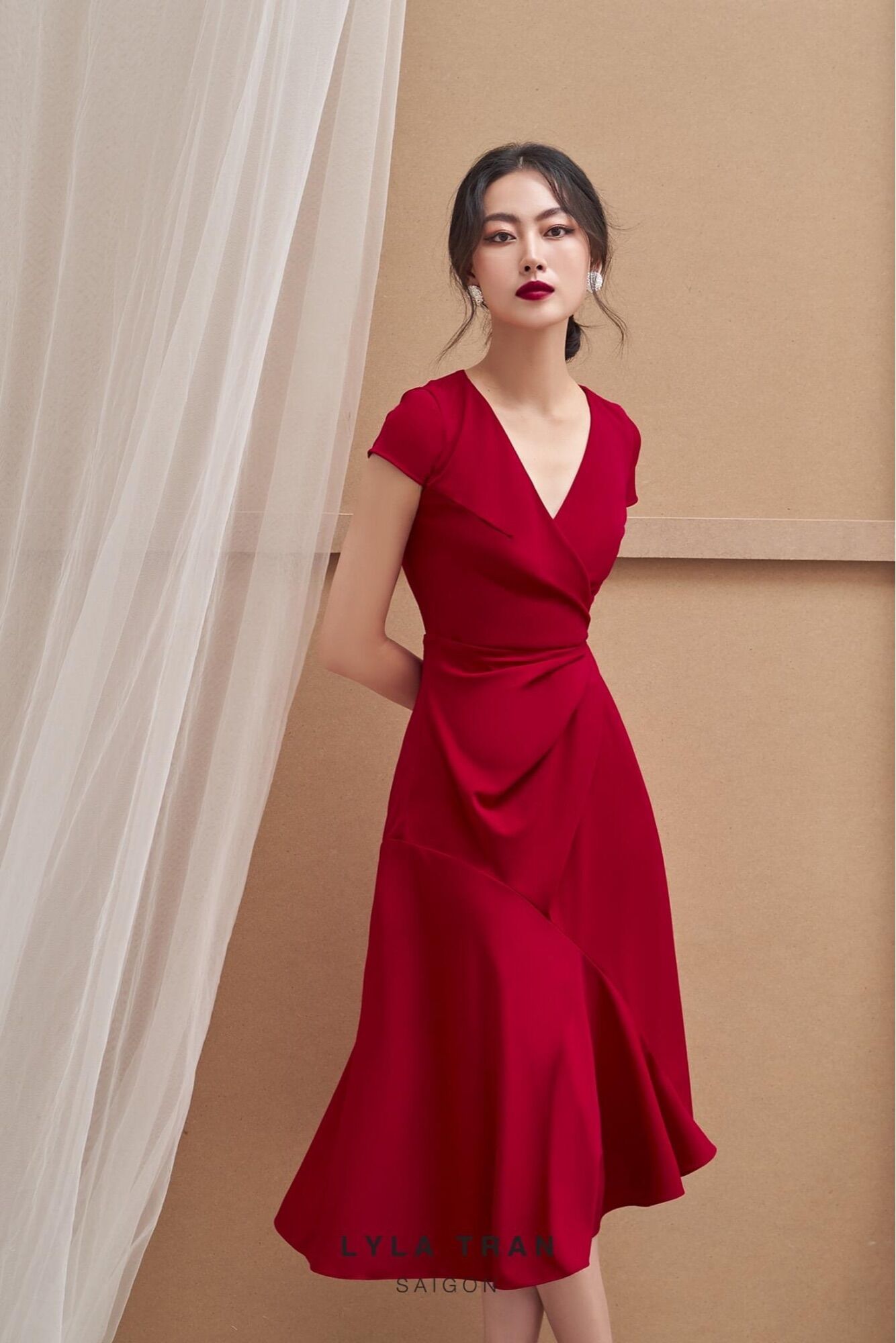 Đầm A tay con xếp ly eo dấu bụng màu đỏ (MIRA)