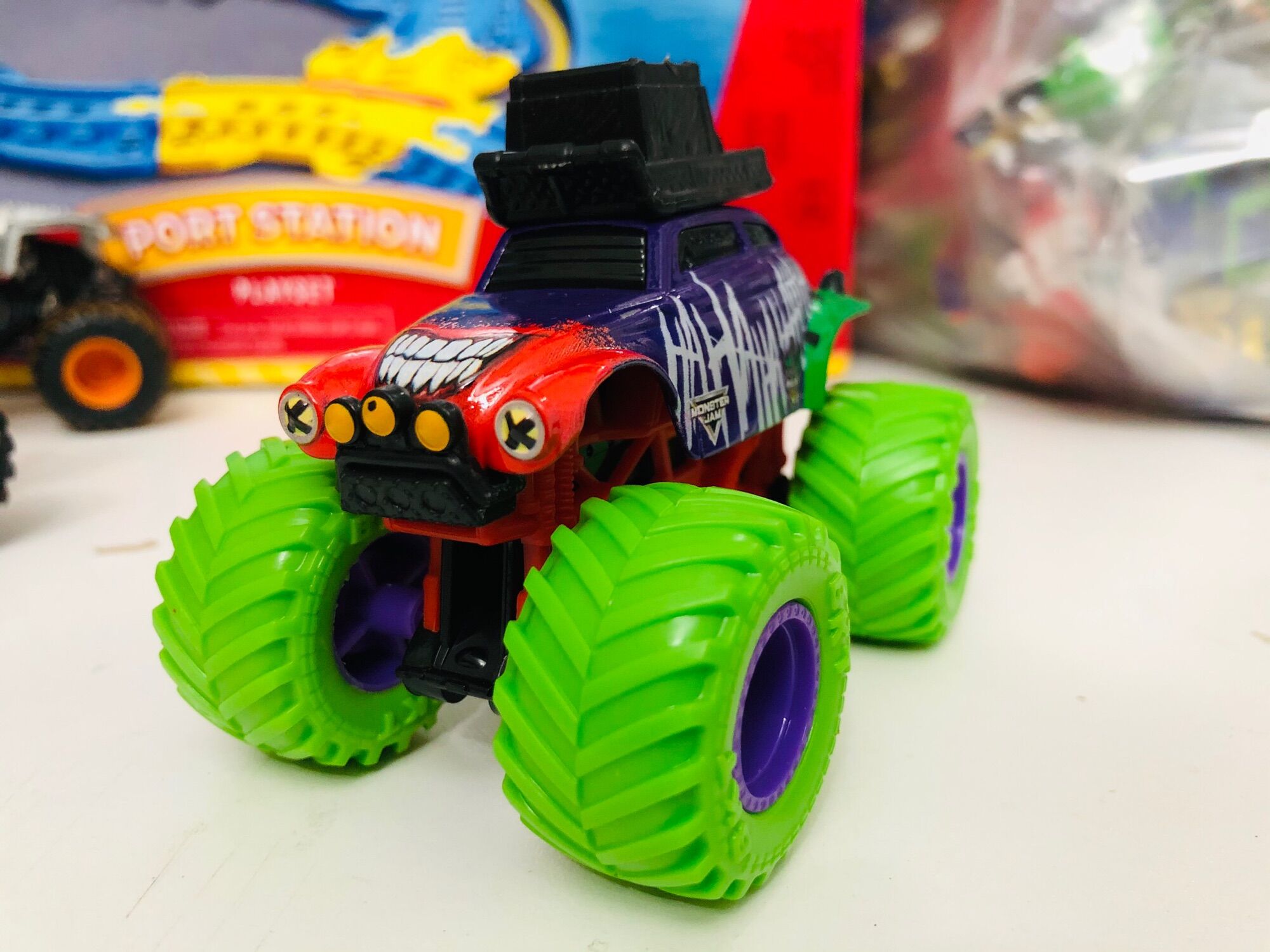 Xe monster jam chú hề 1:64