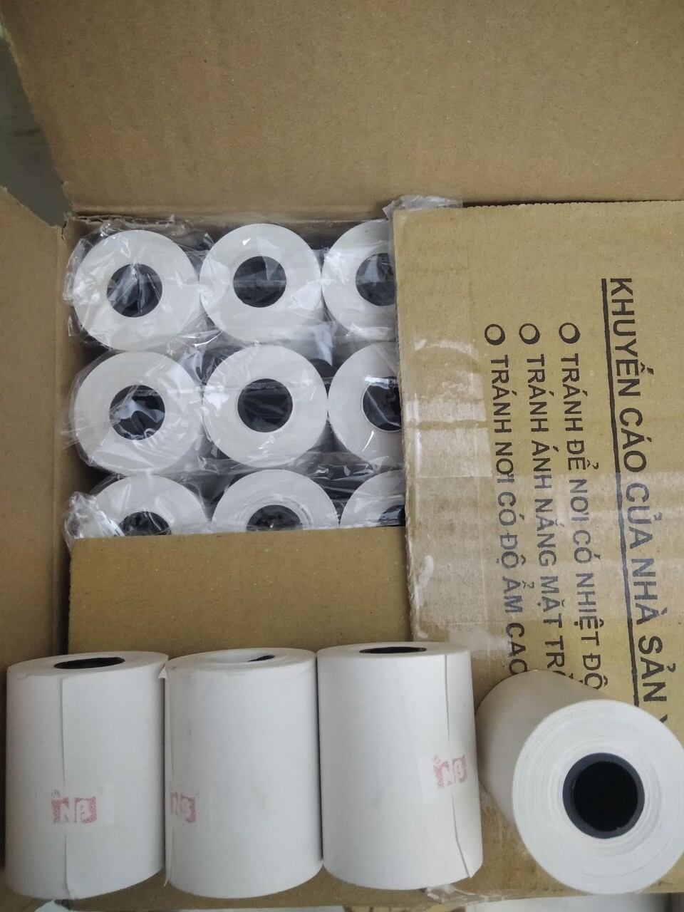 Thùng 50 cuộn giấy in nhiệt, giấy in bill k57×45
