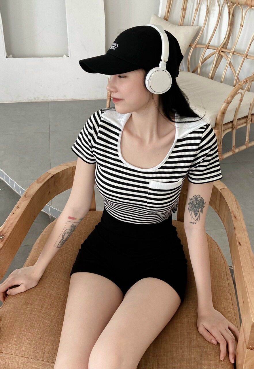 Áo thun gân kẻ sọc ngang viền cổ u