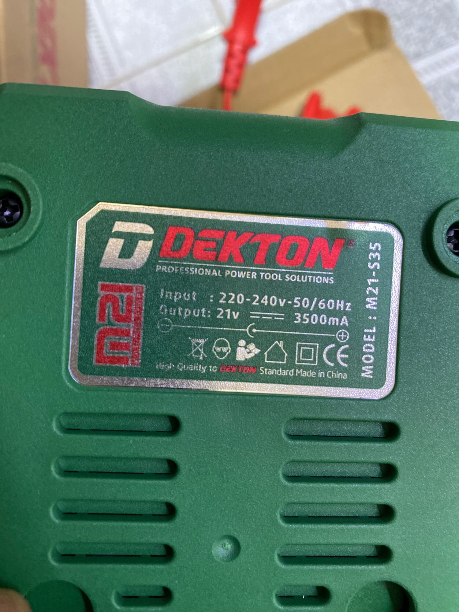 Xạc pin dekton 21v-3.5a siêu nhanh