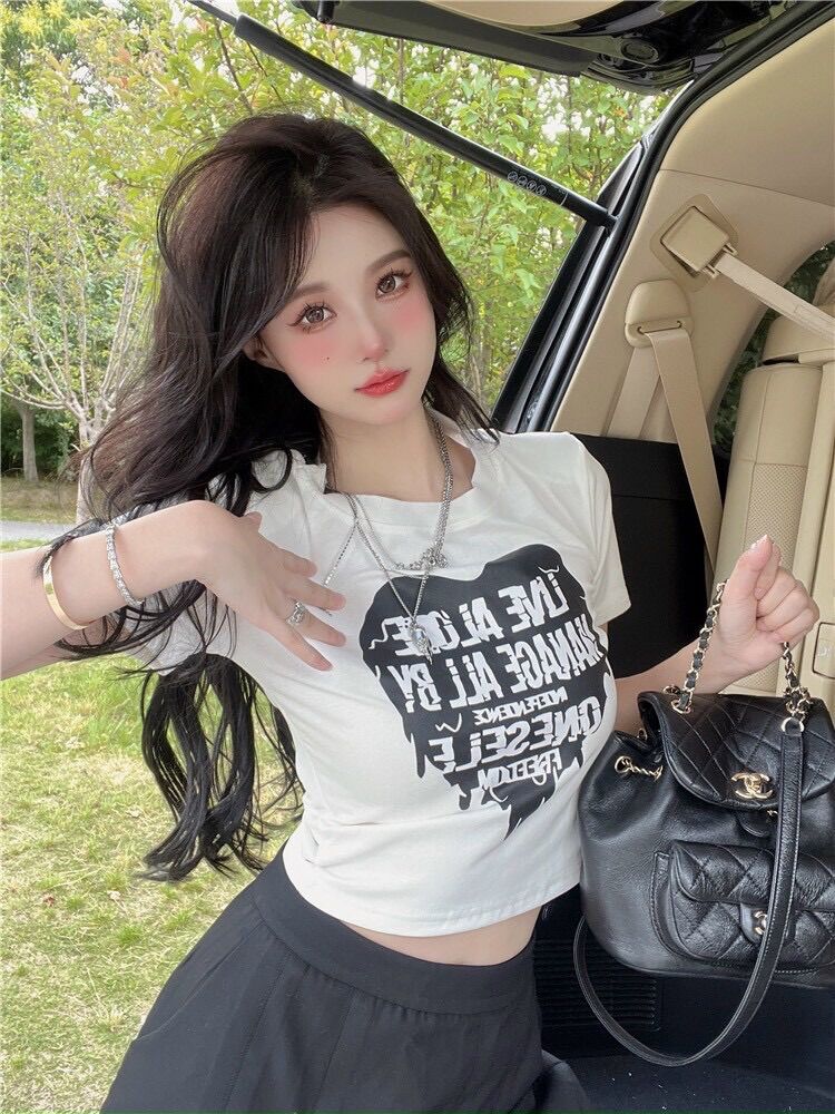 Áo croptop tay ngắn tim chữ BG