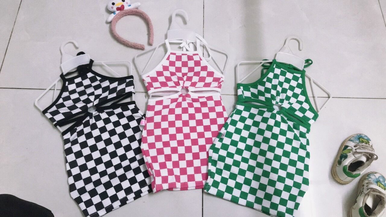 Đầm body caro cổ yếm bé gái