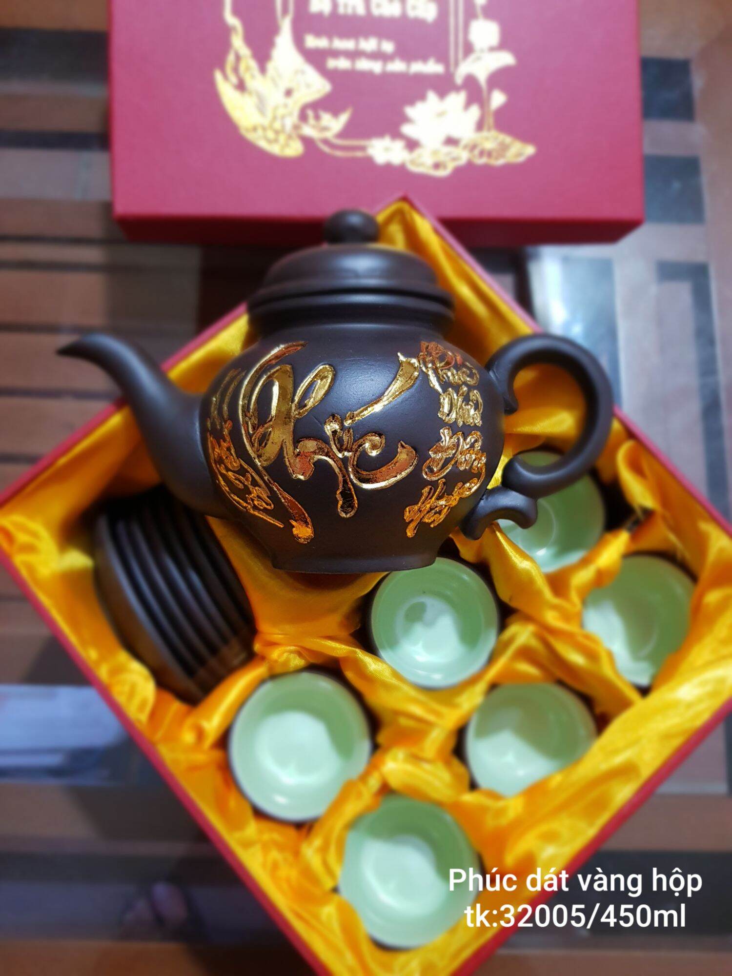 Bộ ấm chén dát vàng.