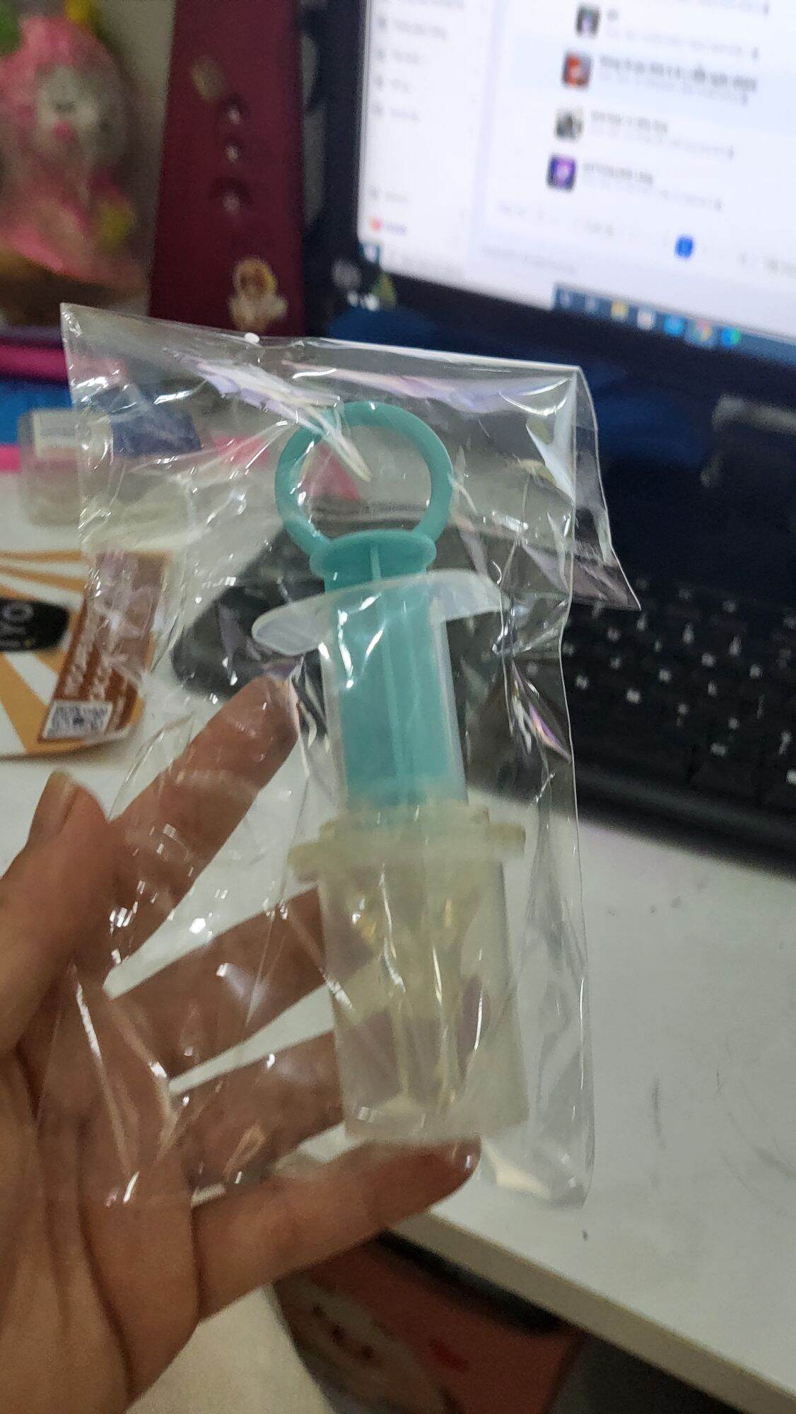 Cylinder for Giving Medicine to Children (Randomly)
