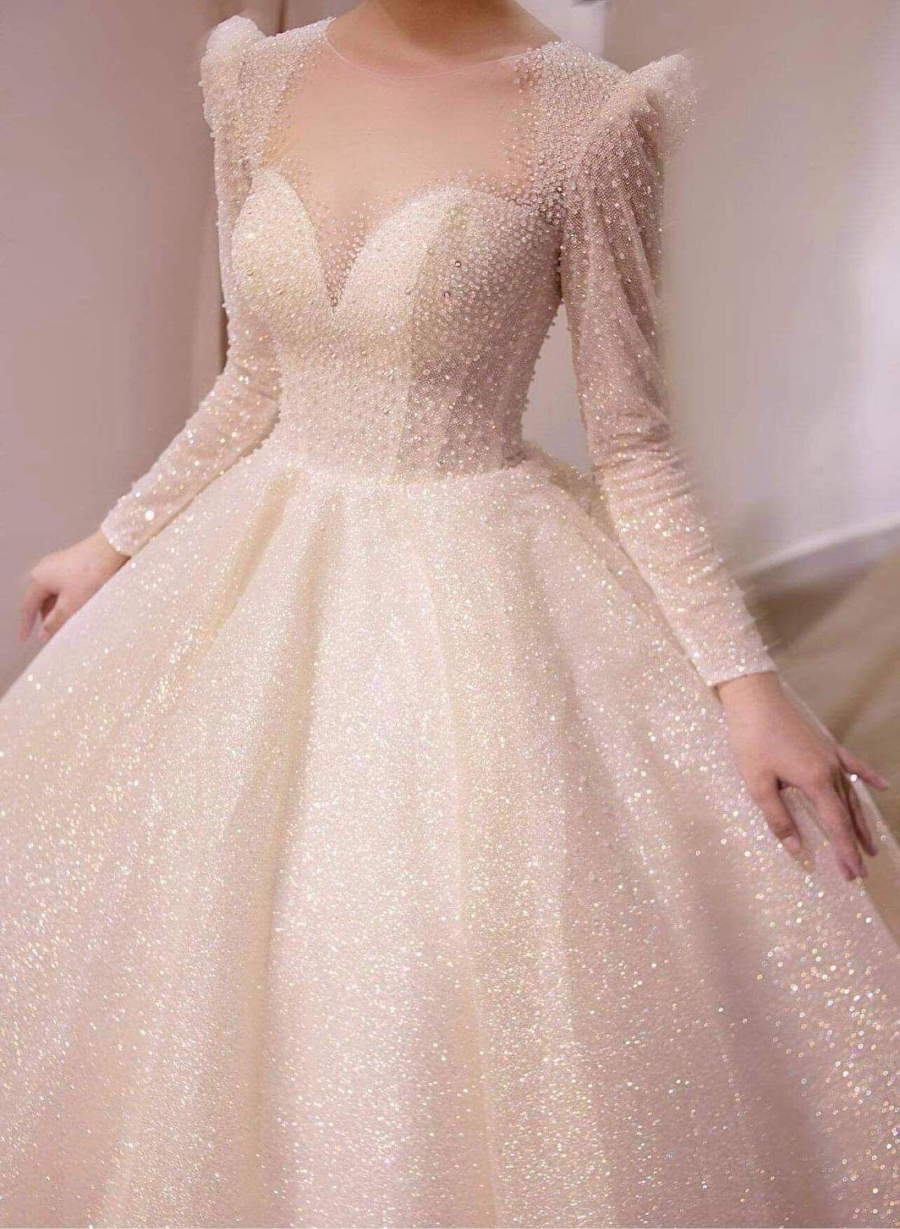 Váy cưới trắng tùng vi tính