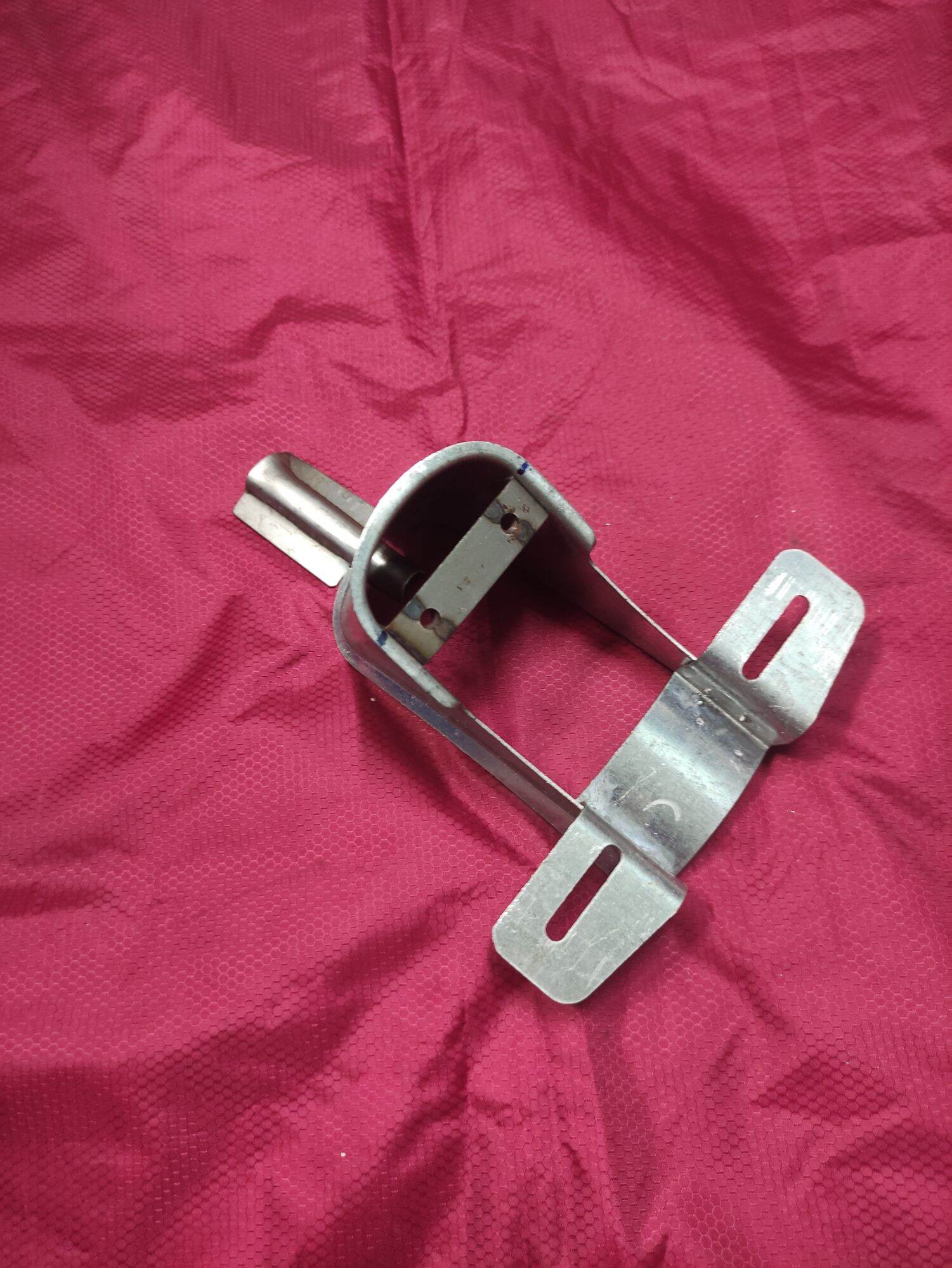 Đế sắt làm đồng,cóc sắt bắt bảng số đèn hậu xe 81