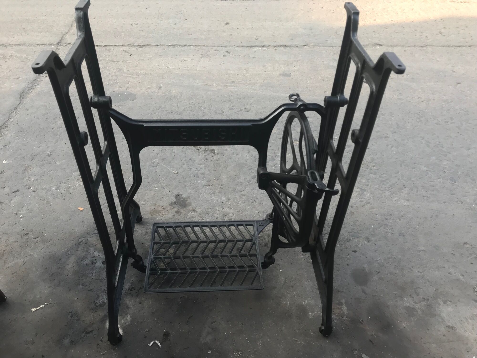 Chân đạp Mitsubishi xưa