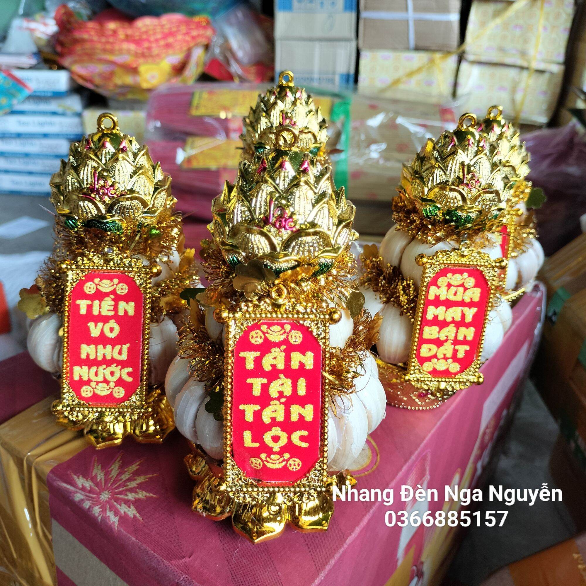 Tháp tỏi chưng bàn thờ Thần Tài Thổ Địa