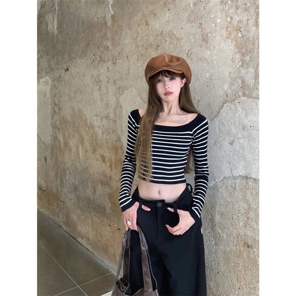 Áo croptop trễ vai sọc tay dài