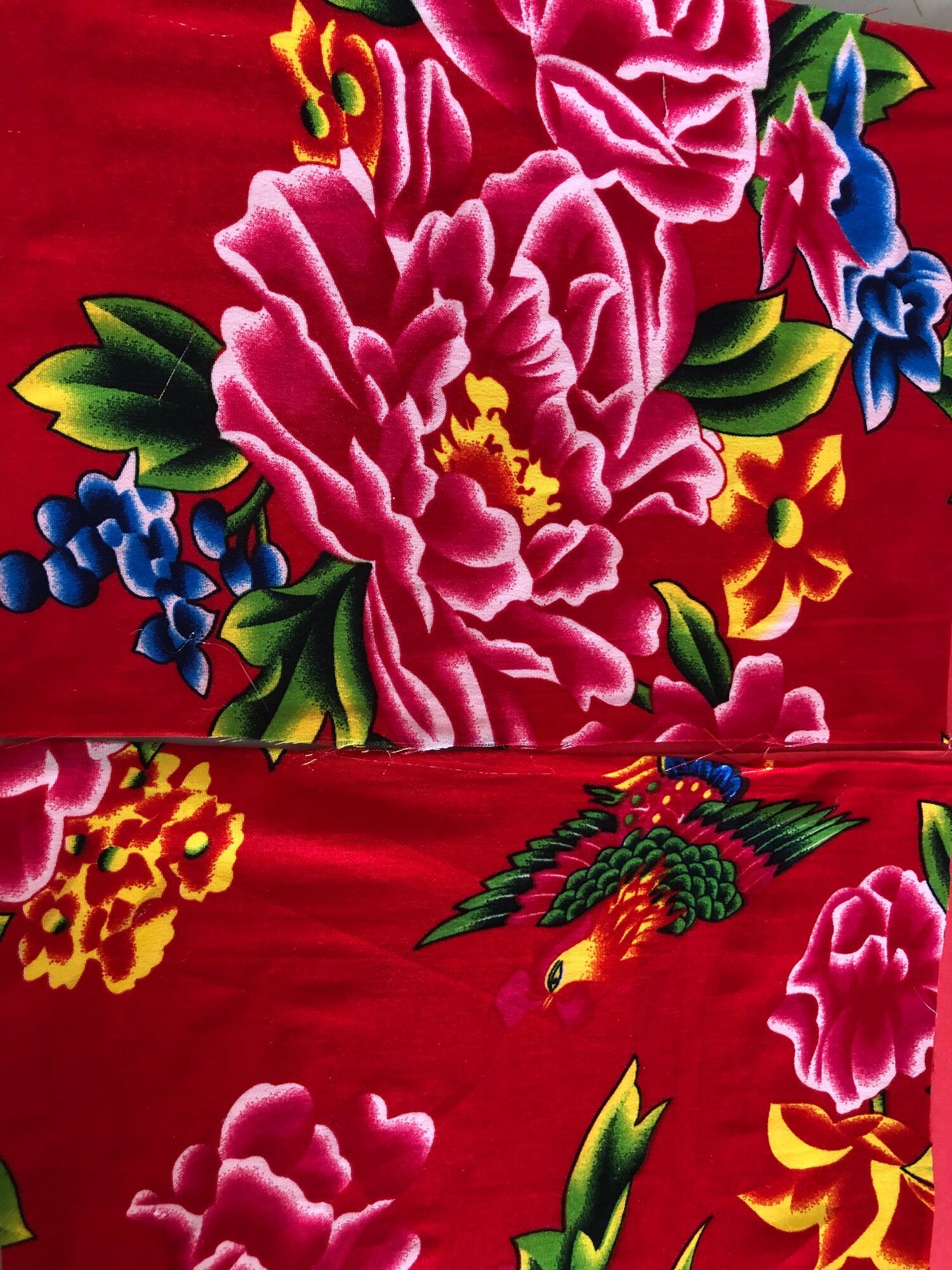 Vải con công màu đỏ.