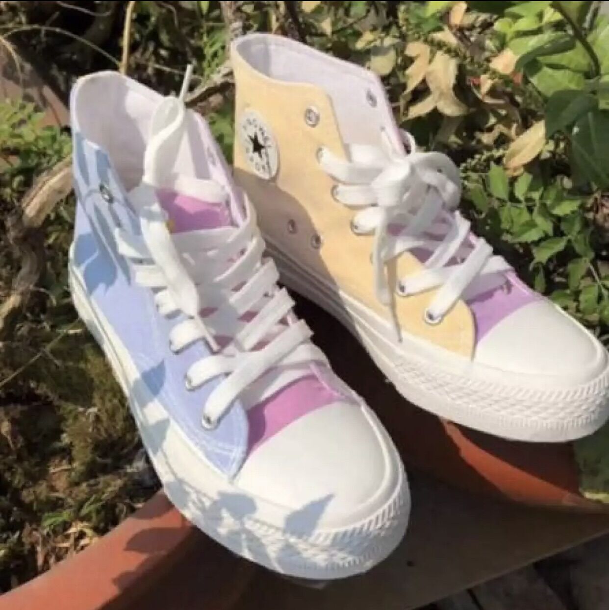Giày sneaker đổi màu cực hot