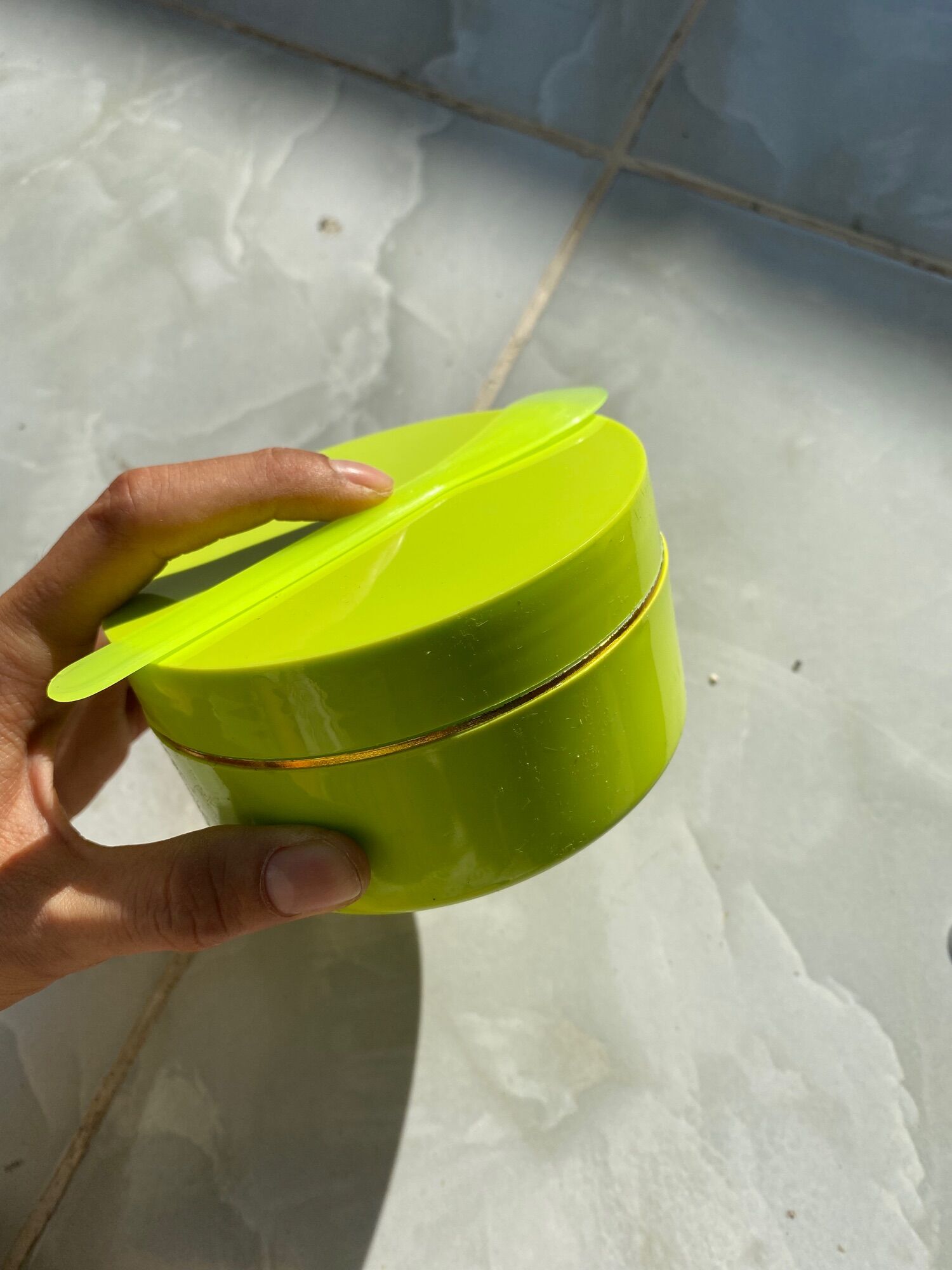 Hủ 200gr màu xanh bơ (tặng muỗng múc kem)