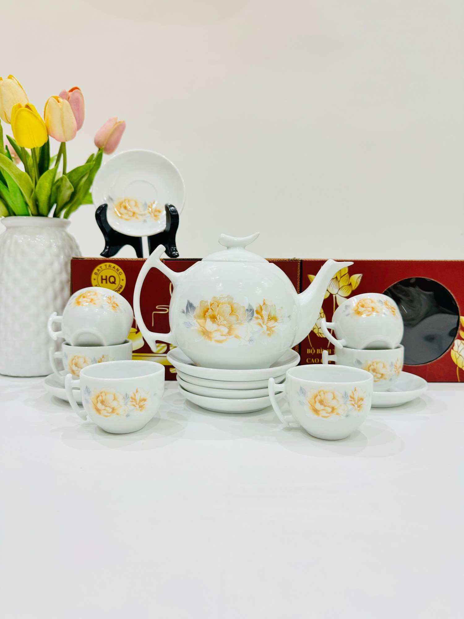 Bộ ấm chén Bát Tràng, men sứ xương, dung tích ấm 600ml.