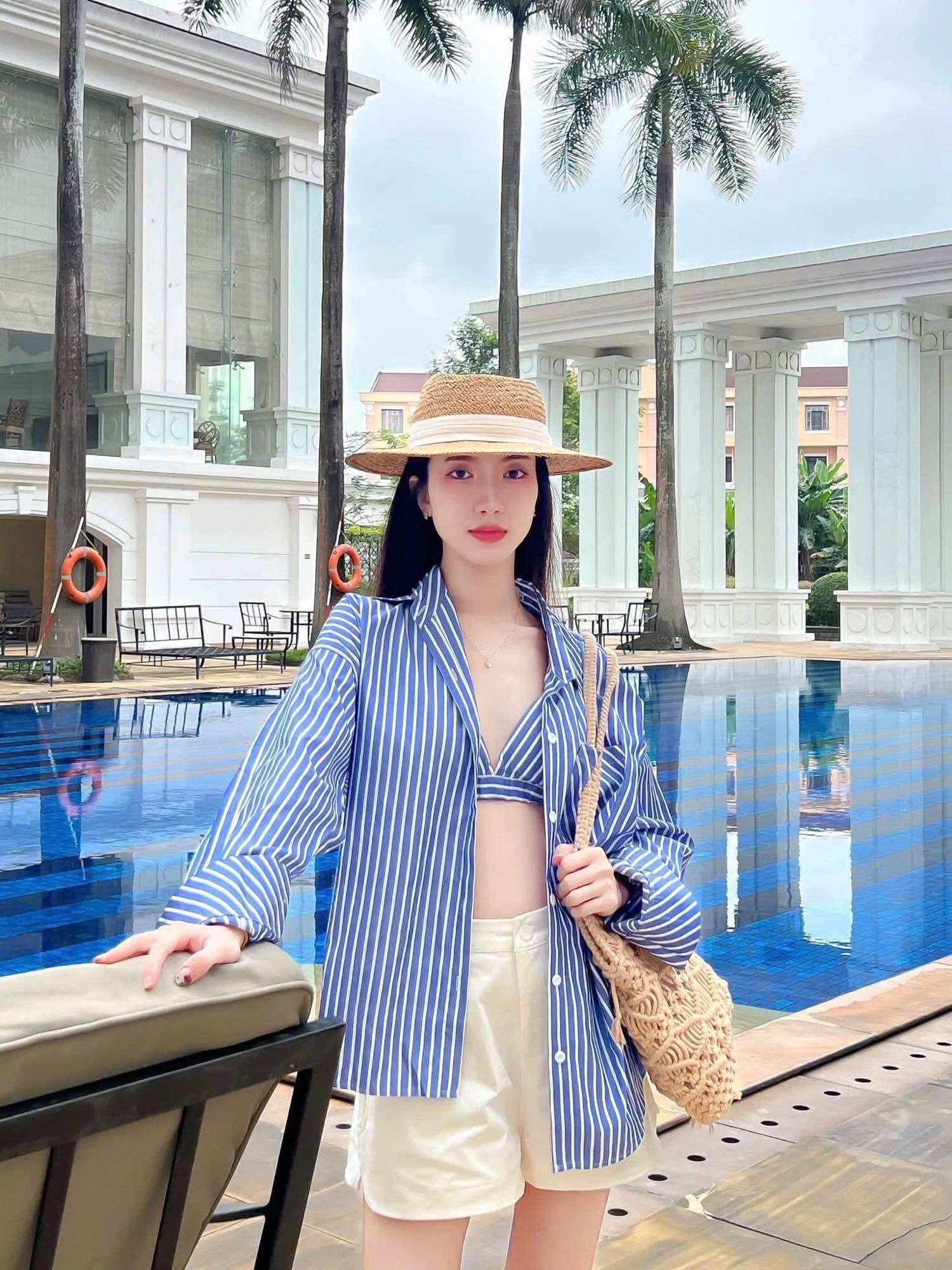SET ÁO SƠ MI KẺ SỌC XANH + BRA 2S SỌC + CHÂN VÁY TRẮNG