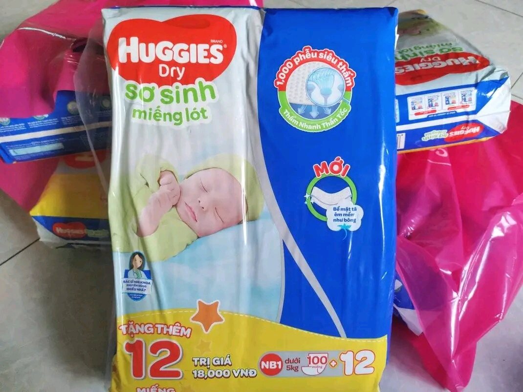 Miếng lót sơ sinh huggies NB1 100 miếng tặng thêm 12 miếng