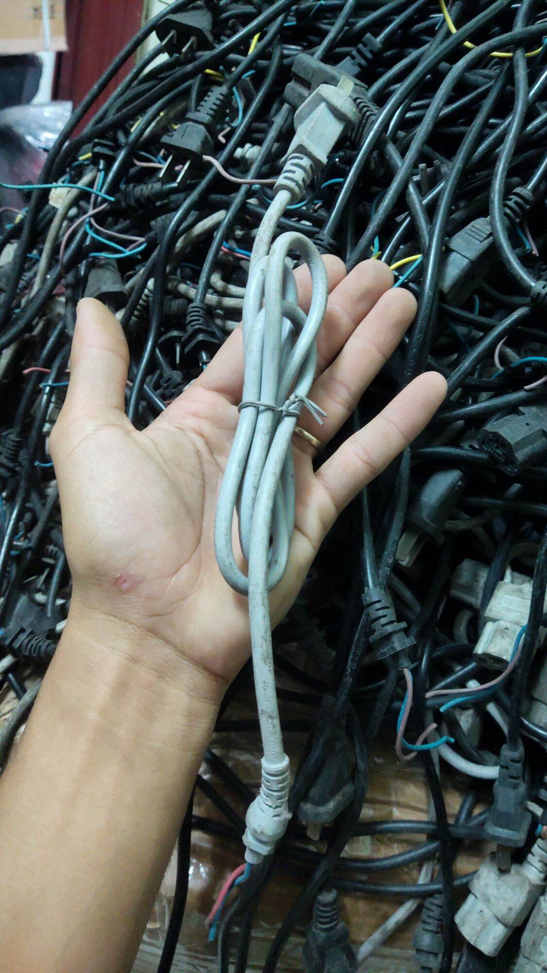 Dây điện kèm phích cắm cho các thiết bị điện