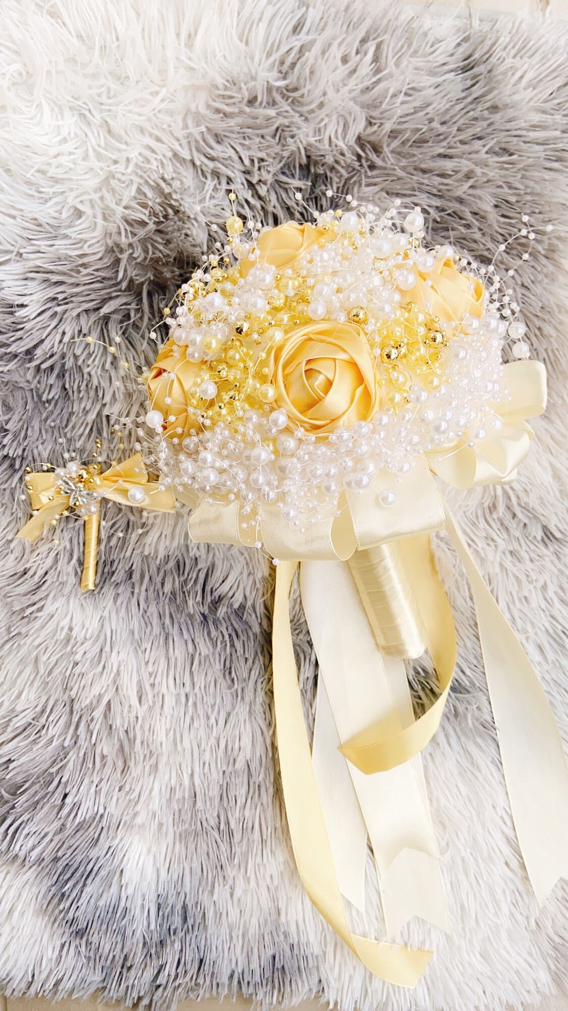 Bó hoa cưới cầm tay cô dâu kết hạt cườm ngọc trai điểm hoa lụa satin
