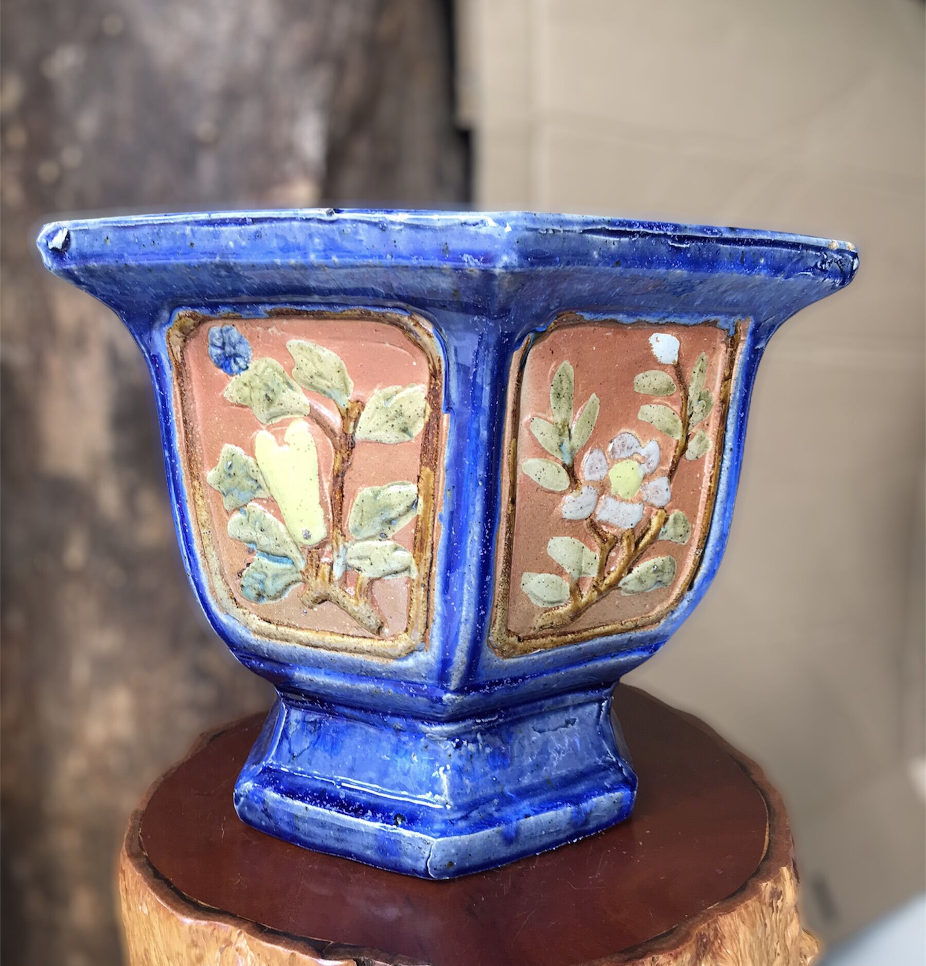 Chậu sứ trồng cây giả cổ.
