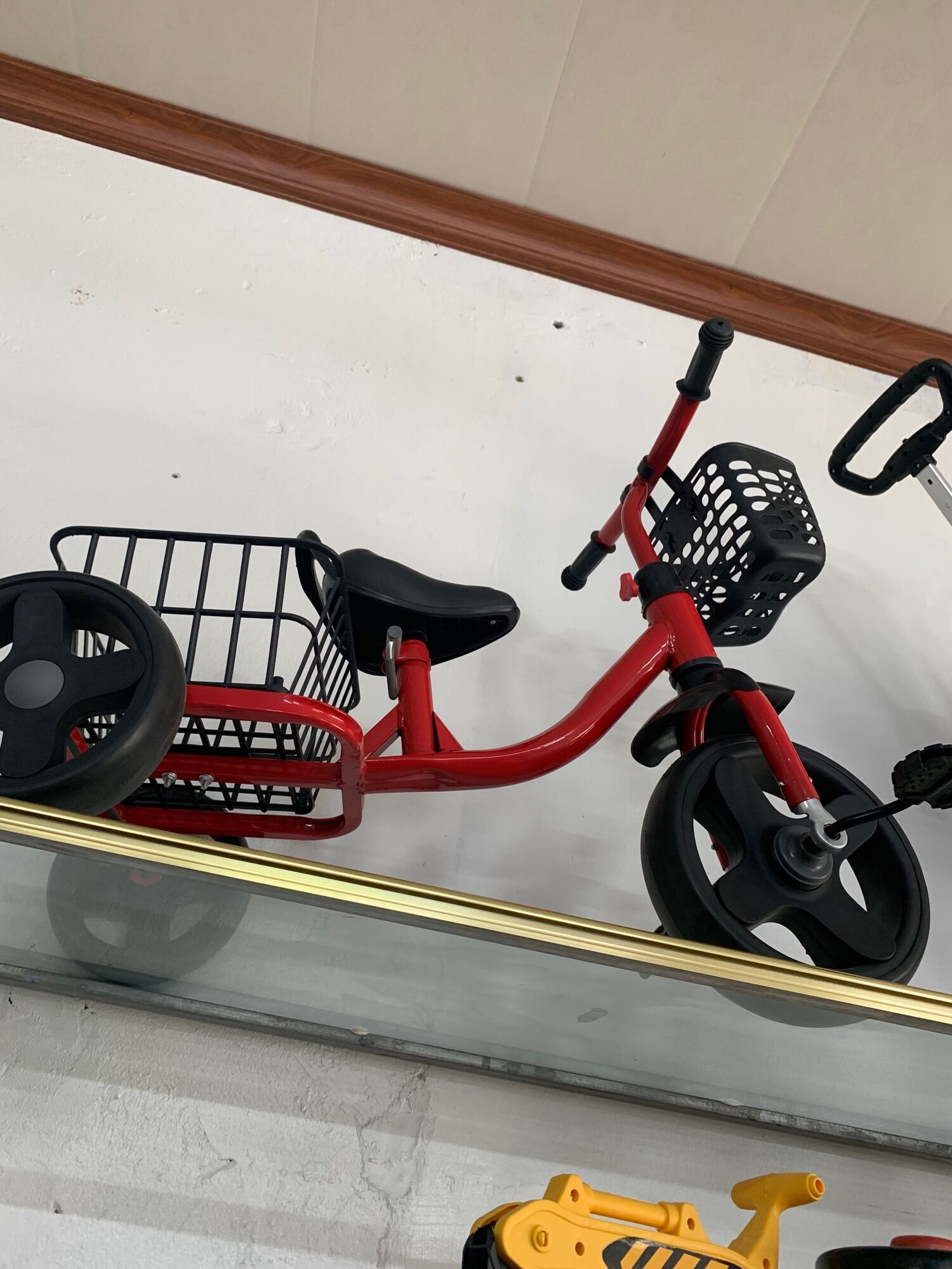 Xe ba bánh chở đồ em bé