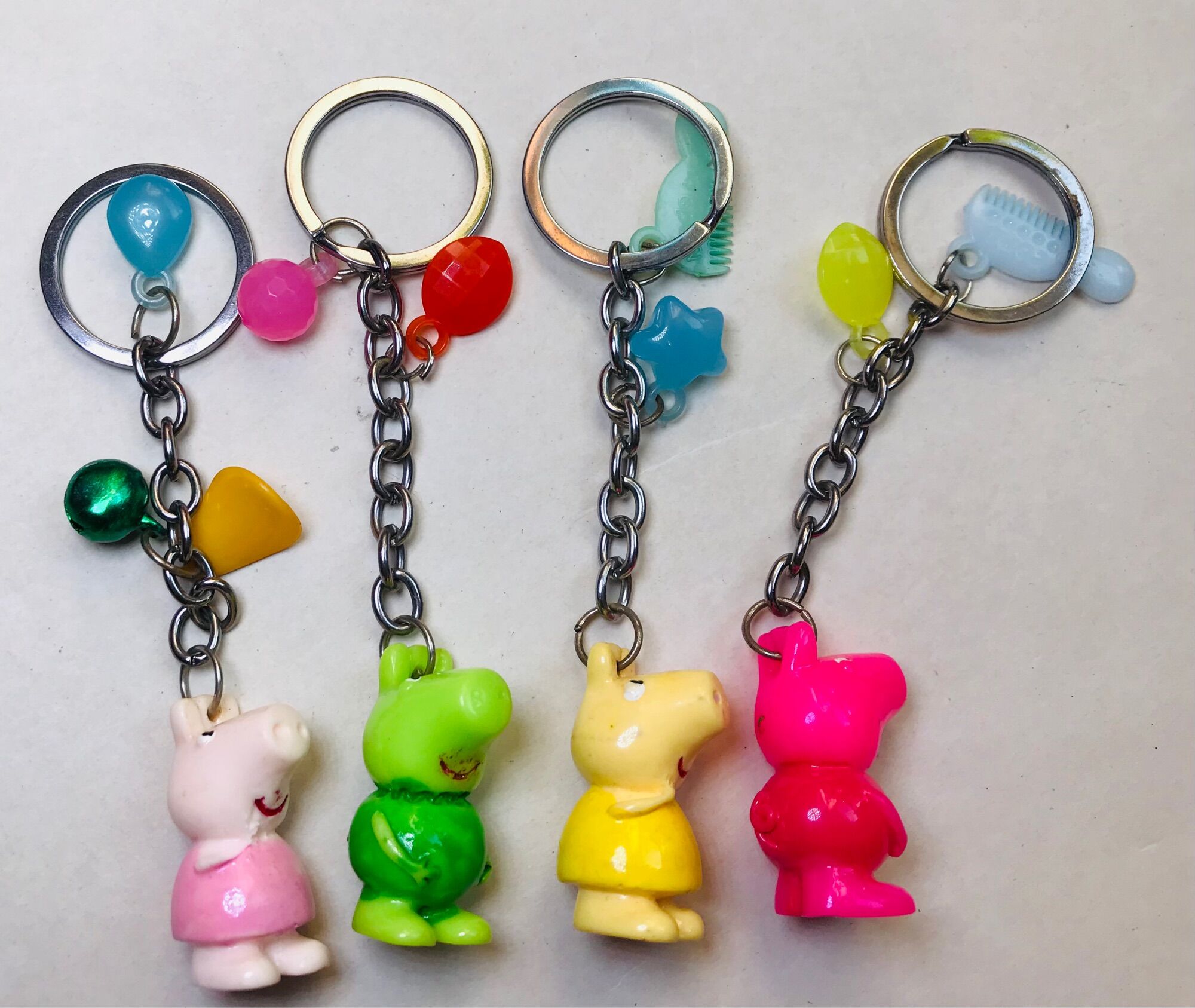 Xả hàng: set 10 móc khoá hình heo peppa màu