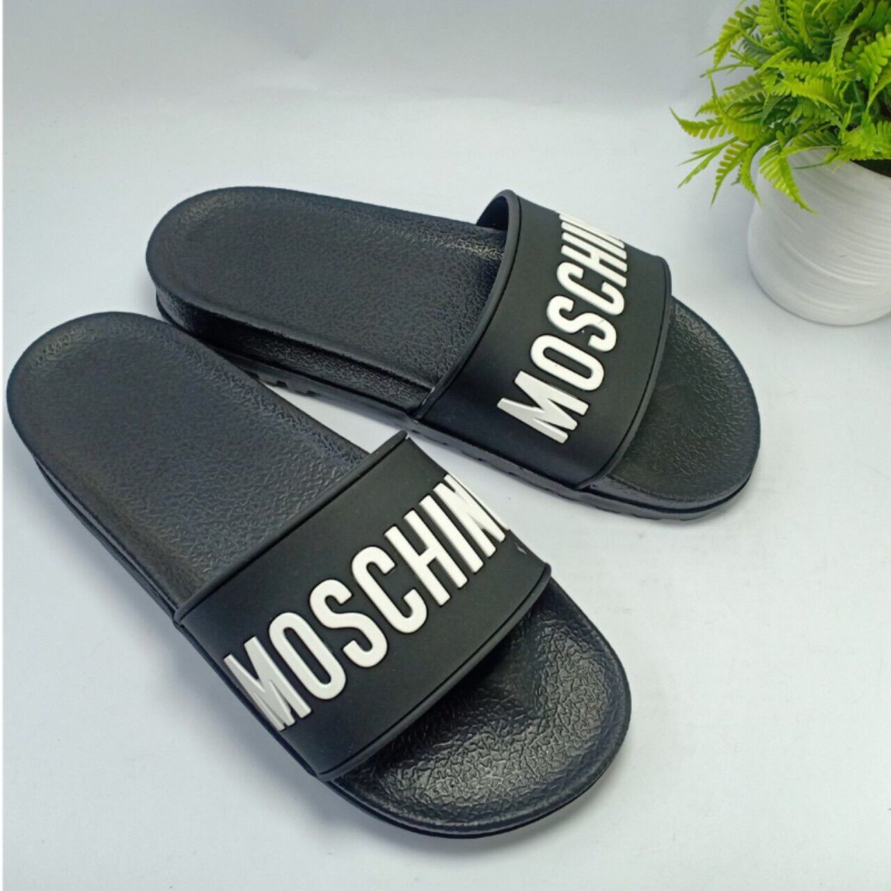 Dep lê moschino thoi trang hót 2021